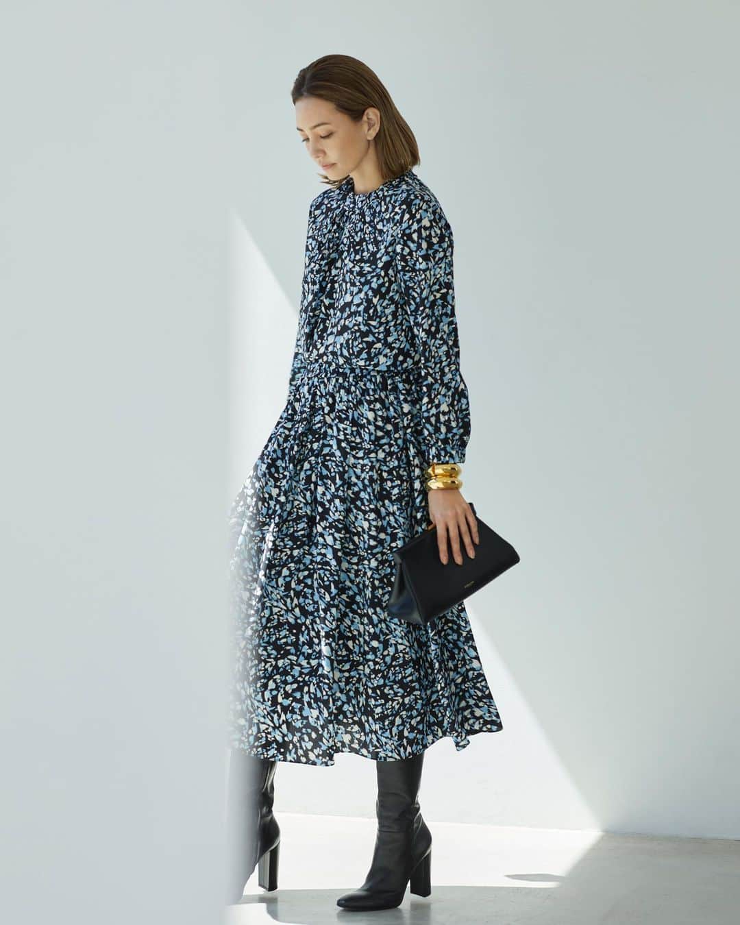 Theory luxe official account.のインスタグラム：「［FALL 2023 COLLECTION -October-］  ブランドオリジナルのアブストラクトプリントが繊細な華やぎを印象づける、ボリュームスリーブのクルーネックブラウスとタックフレアスカート。 透けにくく、細やかなシボ感をたたえたドレープの美しいクレープデシン素材を使用。  「総柄も、ブルーをアクセントにしたモノトーンなら優美でありながらも落ち着いた印象に。セットアップで着こなすとドレッシーさが増して、華やかなシーンでも活躍します」（リタさん）  #theoryluxe #セオリーリュクス #セットアップ #柄ブラウス #柄スカート #フレアスカート」