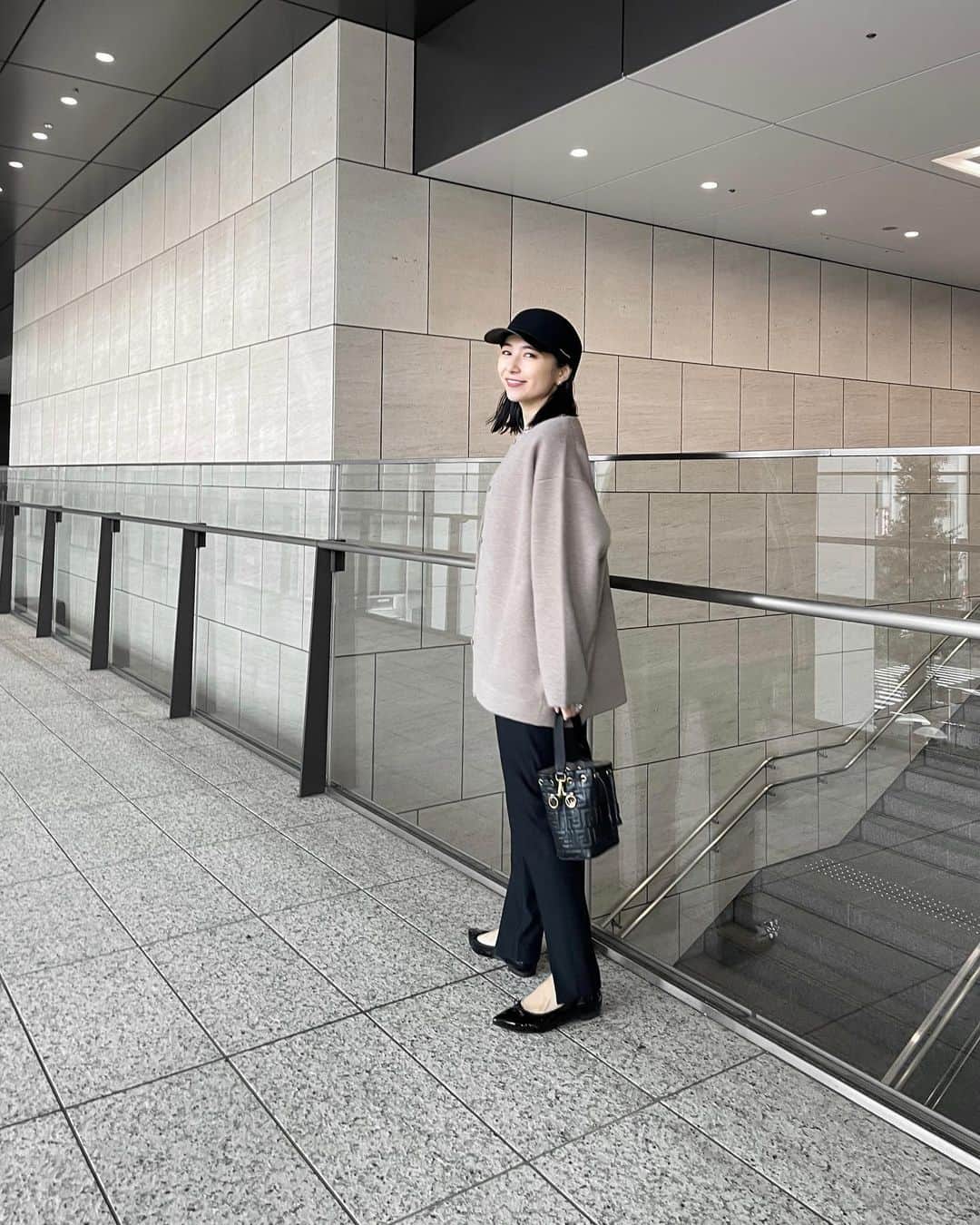 小林さりさんのインスタグラム写真 - (小林さりInstagram)「𓎤𓂂𓏸 ・ ・ 昨日とっても寒かったので @stola.jp でオーダーしていたニットアウターを着てお出かけ◡̈♪ サラサラな触り心地と肉厚な素材がとってもお気に入り♡ ・ ・ #stola #ストラ #ニットアウター #ニットコーデ #大人コーデ #大人カジュアル #さりの服」10月10日 21時51分 - _____sari