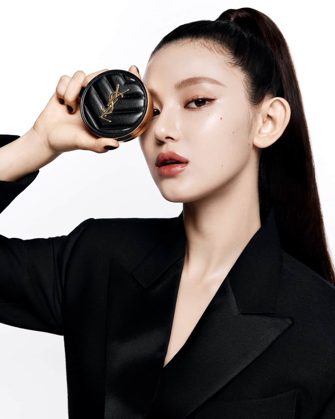 Yves Saint Laurent Beautyさんのインスタグラム写真 - (Yves Saint Laurent BeautyInstagram)「Perfect your natural skin finish like #Danielle with LE CUSHION ENCRE DE PEAU. Embrace the power of a natural and long-wearing formula encapsulated in a bold black case.    #YSLBeauty #LeCushion #NewJeans #입생로랑뷰티 @NewJeans_Official」10月10日 22時00分 - yslbeauty