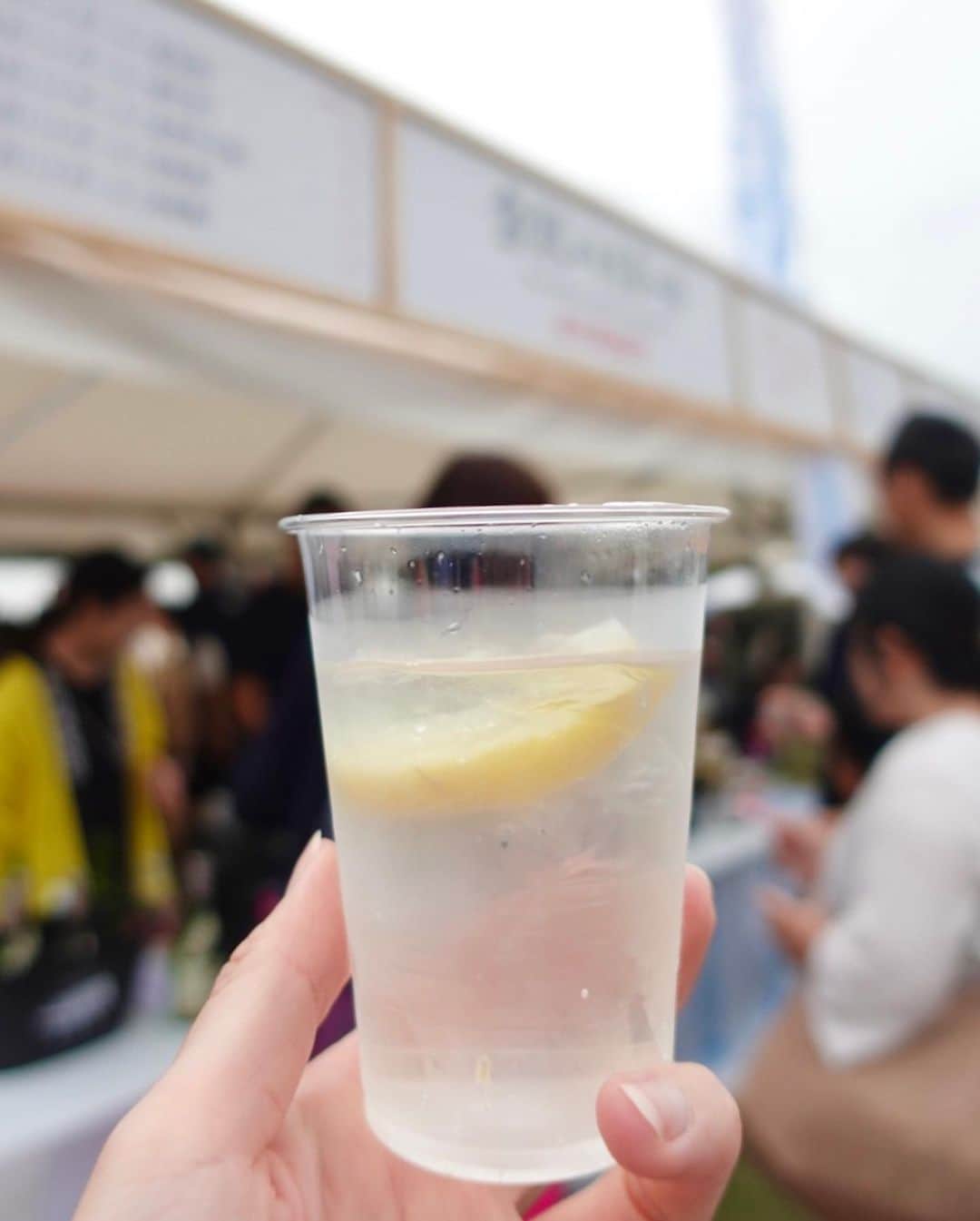 的場絢香さんのインスタグラム写真 - (的場絢香Instagram)「// SAKE MARCHE // ⁡ 石川の地酒でカンパーイ！ ⁡ サケマルシェありがとうございました🍶⟡. 今年もMCとして皆さんと一緒に 楽しませていただきました！ たくさんの方とお話しできて嬉しかったです♡ ⁡ ⁡ そうそう。日本酒を炭酸で割る〝金沢ハイボール〟 という飲み方を教えていただきました！ スッキリしたいときや今日は軽くいきたいな ってときにもおすすめ。 日本酒初めての方も飲みやすいと思います、ぜひ！ (酒蔵の方が割っても怒らないよって🧊笑) ⁡ _ _ _ #サケマルシェ2023」10月10日 22時00分 - ayaka_matoba