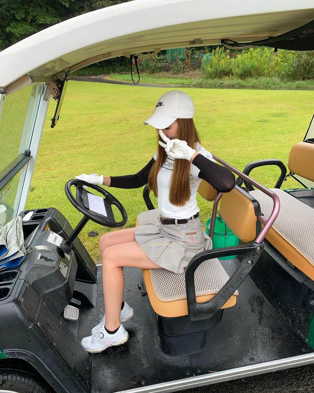 Saoriのインスタグラム：「一日雨やったけど楽しかった⛳️ そろそろ生脚は寒い🥶 @descente_jp  @descentegolf.jp  #ゴルフ#ゴルフ女子#ゴルフ女子コーデ#golf#ゴルフウェア#ゴルフ初心者#ゴルフ好きな人と繋がりたい#テーラーメイド#パーリーゲイツ#taylormade#pearlygates#デサント #デサントゴルフ#descente#descentegolf」