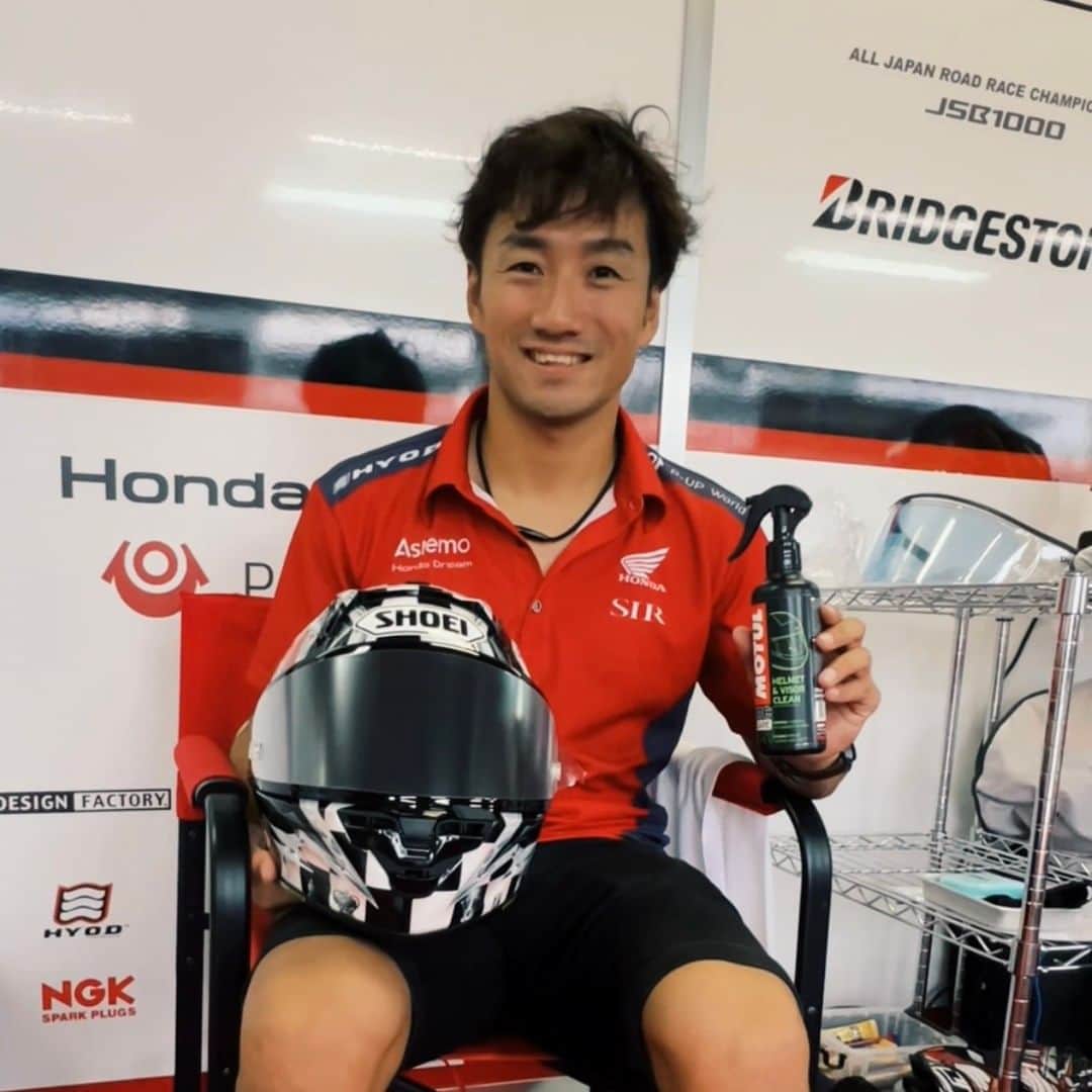 MOTUL Japanのインスタグラム：「【Motul My Helmet ST1000  渡辺一馬選手】 . ライダーやドライバーそれぞれのオリジナルデザインのヘルメット。 デザインにもこだわりやストーリーが詰まっています。 . 今回は全日本ロードレース選手権・ST1000クラスにAstemo Honda Dream SI Racingから参戦中の渡辺一馬選手（ @kazuma_watanabe_ ）に自身のヘルメットをアピールしてもらいました。 . ヘルメットをクリーニングする際に使っているのはMotul MC CareシリーズのHelmet ＆ Visor Clean!!! 汚れを素早く落とし、拭きすじも残りにくいこの製品、皆さんもぜひ使ってみてください。 . 選手たちもこの製品を使っています。 @info.siracing.17  @motul  #AstemoHondaDreamSIRacing #Motul #MOTULJapan #PoweredByMotul  #渡辺一馬 選手 #MotulMyHelmet #JRR #ST1000」