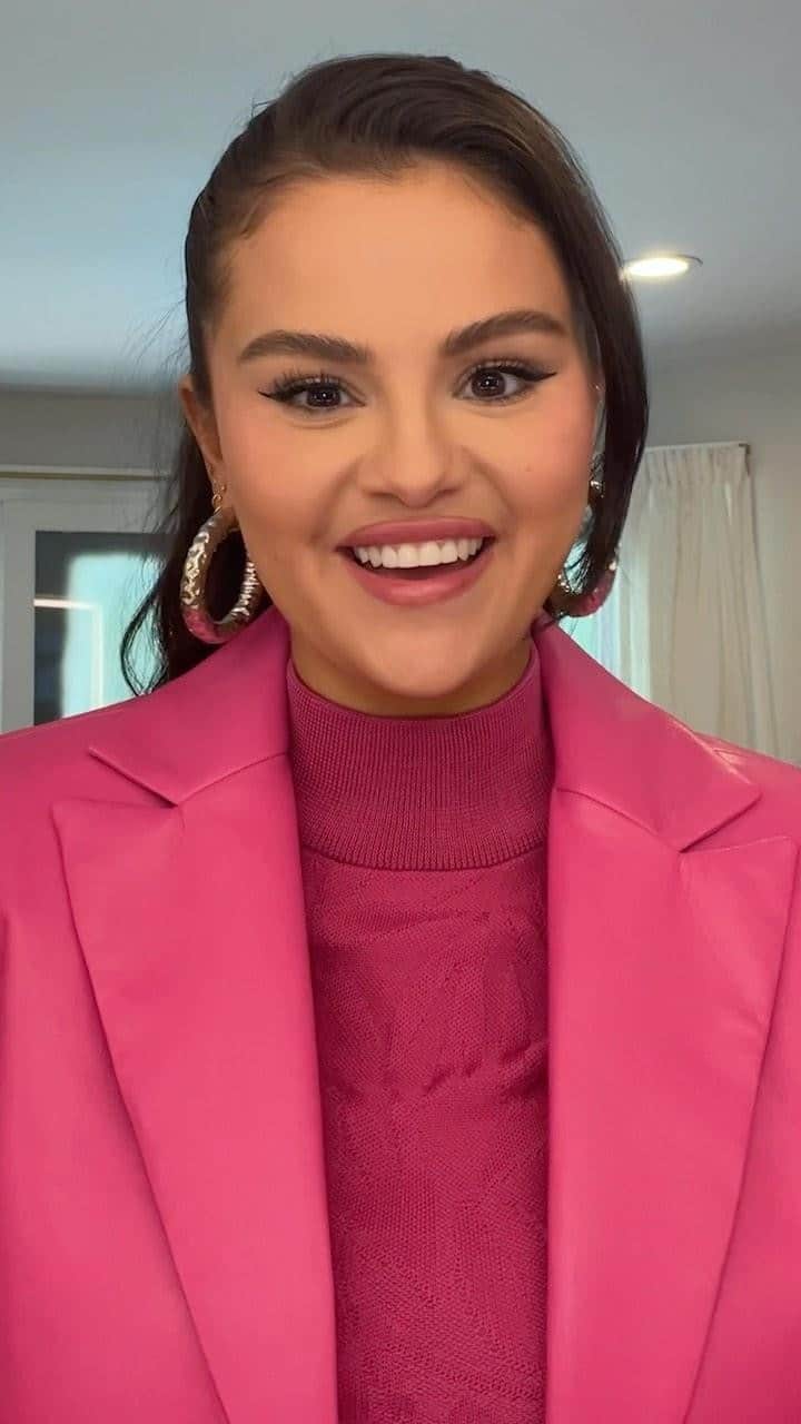 セフォラのインスタグラム：「Today is the day! Starting right NOW, we are donating 100% of @rarebeauty by @selenagomez sales to the Rare Impact Fund for 24 hours only, for World Mental Health Day (October 10th).   The Rare Impact Fund is Rare Beauty’s commitment to providing mental health resources and support to young people around the world.   We are committed to donating a minimum of $1M today. Help us #MakeARareImpact by shopping Rare Beauty only at Sephora, online or in-store.」