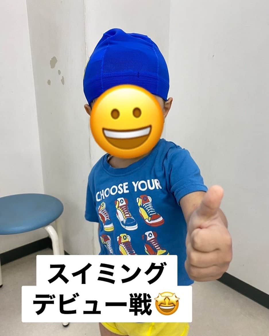 宮下純一のインスタグラム：「いよいよ3歳になって息子もスイミングデビュー🏊更衣室ではぐーポーズで元気よく出て行った😙だけどオエオエしながら1時間泣きながらのスクール😅先生大変そうだったなぁー😅でも僕は5歳までお風呂に入らなかった😂それに比べたら観覧席に向かって泣きながら頷く姿に泣けてきました😭さぁねぇねぇの背中を追いかけて頑張ろ‼️#スイミングスクール #デビュー戦 #楽しみとか言って #大号泣でした」