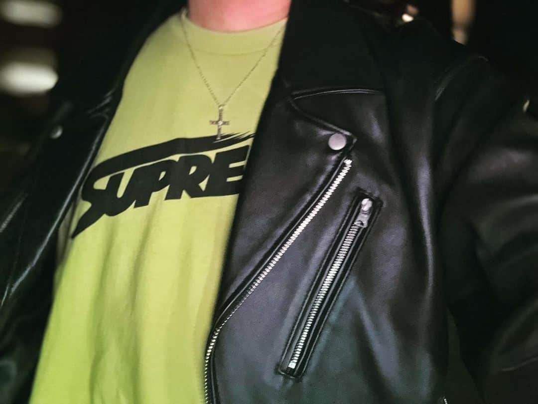 ヤスタケのインスタグラム：「💚🖤 黄緑T🍏  #supreme」