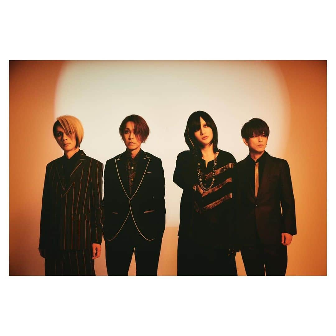 佐藤ケンケンのインスタグラム：「【Plastic Tree】  2023年12月13日(水)  NEW SINGLE「ざわめき」発売決定。  詳細は以下よりご確認ください。 http://plastic-tree.com/various/news/?p=11671  YouTube Liveにてゲリラ解禁した様子は 10月11日(水)まで公式チャンネルで公開。 https://www.youtube.com/live/9rBKwvckZZM?si=LkozqqyHCBindNR7 ・ ・ ・ ・ ・ ・ #sonordrums #vaterdrumsticks #小出シンバル #EvansDrumHeads #JerryHarveyAudio #ZoomCreator #ドラム #バンド #drums #ドラムの日 #レコーディング #佐藤ケンケン #ざわめき #PlasticTree」