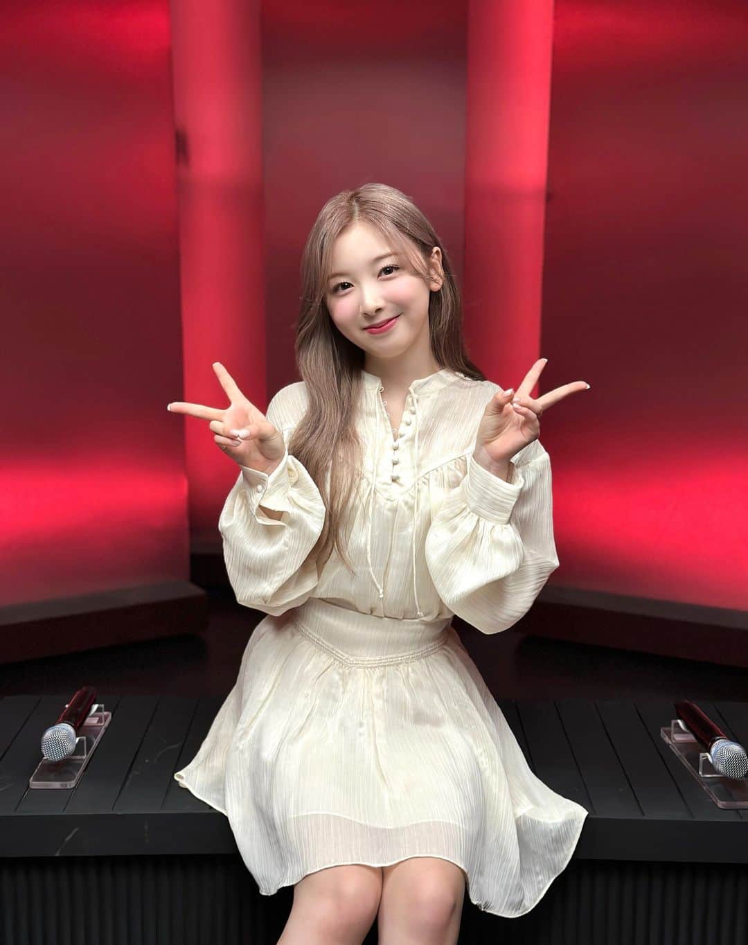 のインスタグラム：「[#NiziU_CAM]  폭룡적 귀여움과 가창력을 갖춘 미이히의 리무진서비스💗 10월 30일! 한국 데뷔도 많이 기대해주세요👍  #NiziU #니쥬 #PressPlay #NiziU_PressPlay #니쥬_PressPlay_한국데뷔 #리무진서비스」