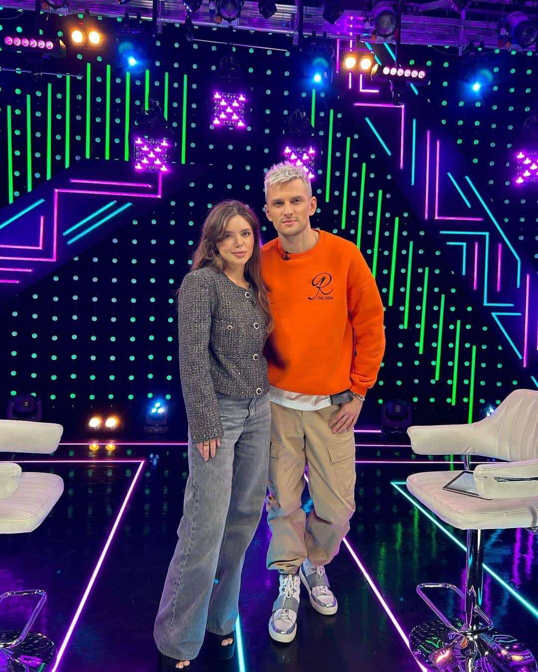 RU.TVのインスタグラム：「Включайте RU.TV, чтобы быть в «Теме»!  В гостях у Макса Кобзова сегодня звёздный хирург и врач-косметолог - Евгения Давыдова 😍💉  Задавайте свои вопросы эксперту. Самые интересные озвучим а прямом эфире!  За стильные украшения для ведущего благодарим @unode50_ru   За образ ведущего благодарим @ritmika_store」