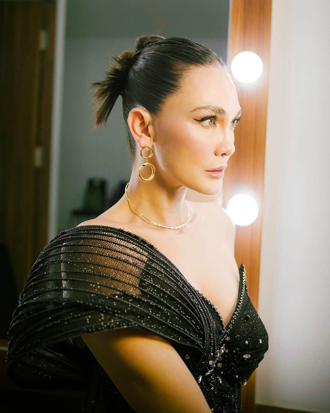 ルナ・マヤのインスタグラム：「Stepping into the spotlight✨  Makeup : @ryanogilvy Hairdo : @ardndut Jewelry : @franknco_id  Gown : @yoss_bridal_couture Stylist : @fherriioo Team : @nabilahfebriantii」