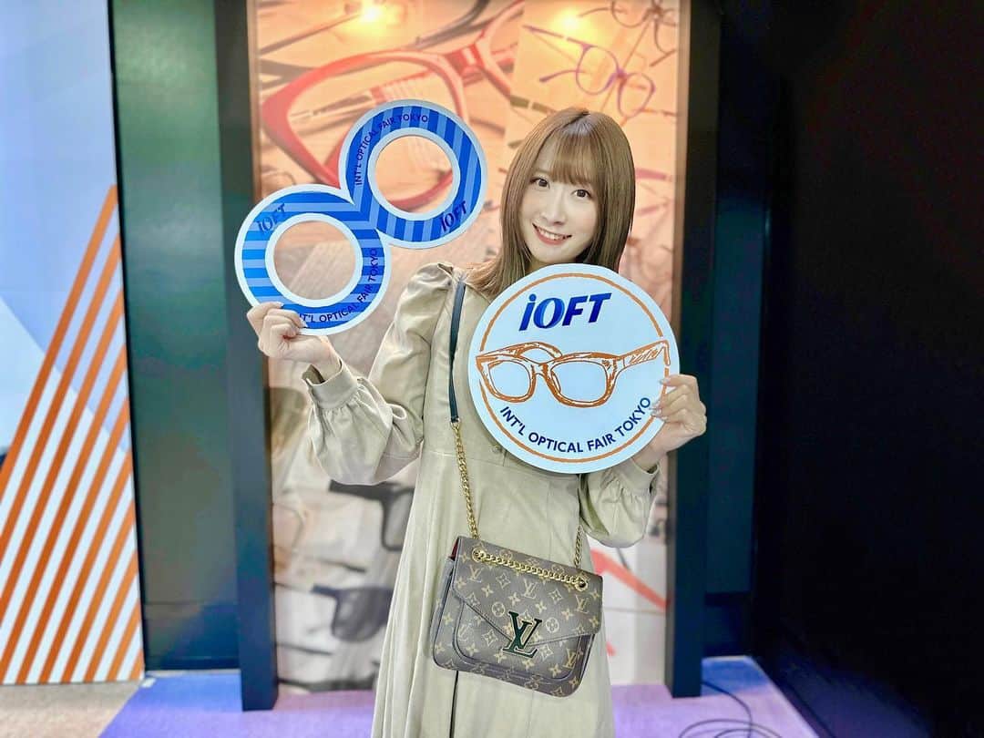 TONEAYUのインスタグラム：「日本最大のファッション展、FaW TOKYO（ファッションワールド東京）【秋】に参加してきました🤭🍁 ⁡ 世界中のファッションアイテムの企業が出展していて、毎回見ているだけでもとても楽しいです😆🤍 ⁡ 今回は、前回見れなかったメガネ展から回っていったら、こんなにメガネは奥深くて、たくさんのデザインが見れて楽しかったです🤓😎 ⁡ @lafontparis  ブースもすごく可愛くておしゃれで メガネやサングラスもめちゃくちゃ可愛かったです🤍  @saraghinaeyewear.japan  made in 🇮🇹 お魚がメガネかけてるイラストが可愛すぎて、ブースに行ったら、サングラスも可愛すぎた😂🤍🐟 ⁡ 毎度思うけど、セレクトショップやりたくなっちゃう🤭🏬 ⁡ @fashionworld_dg  #PR #fawtokyo #FaWTOKYO_spirit #デジタルファッション #サステナブルファッション #フェムケア #メタバース #サステナブルコーデ #サステナブル #ファッションワールド東京 #fashionworldtokyo」