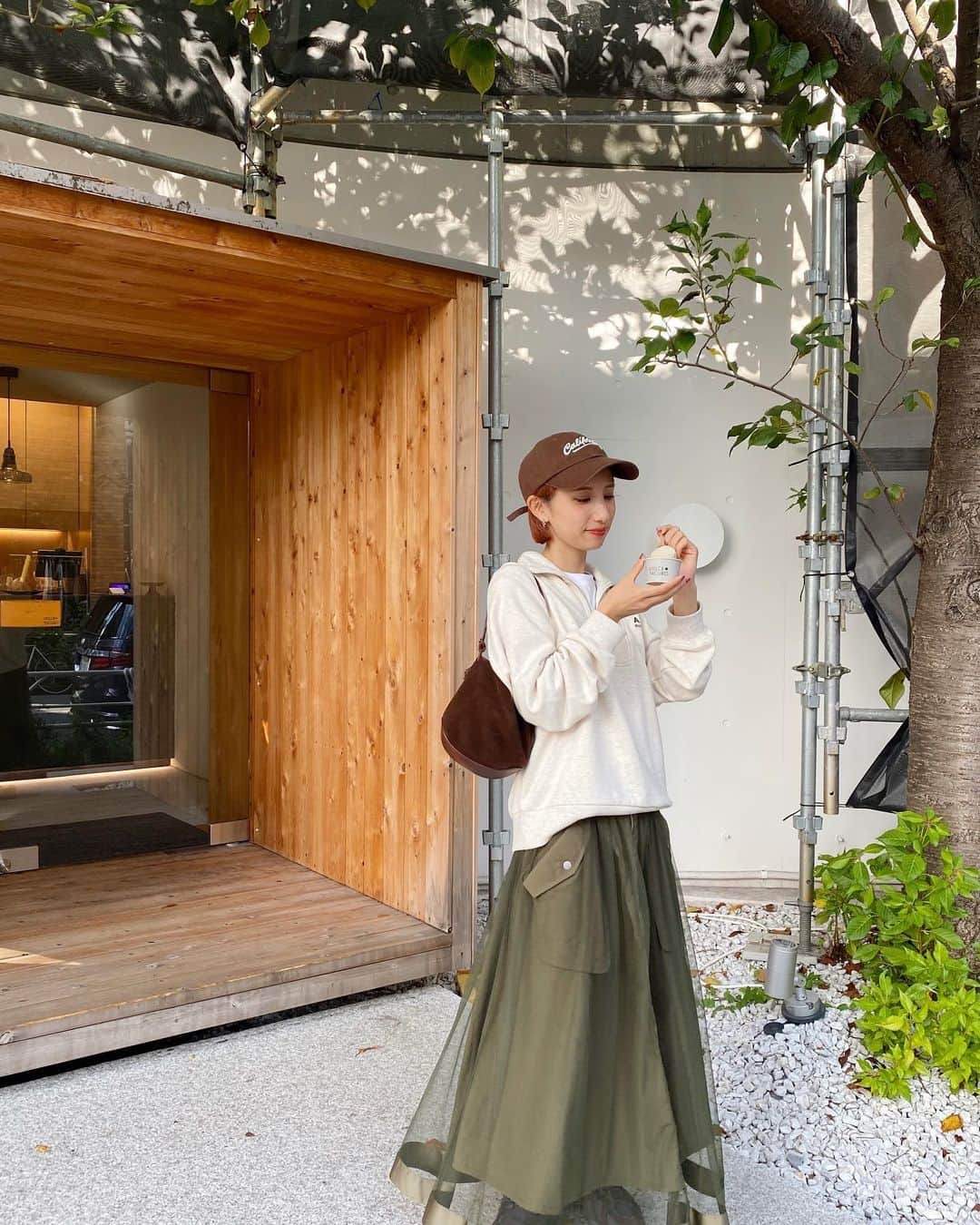 谷奥えまのインスタグラム：「ELLE girl の展示会でオーダーしたスカート✨　　 低身長(154cm)でも着こなせるちょうどいい丈感でした！　 めっちゃかわいくてお気に入り〜　  3枚目は久しぶりのマツエクしたので マスカラしなくてもぱっちりで化粧が楽になりました😚」