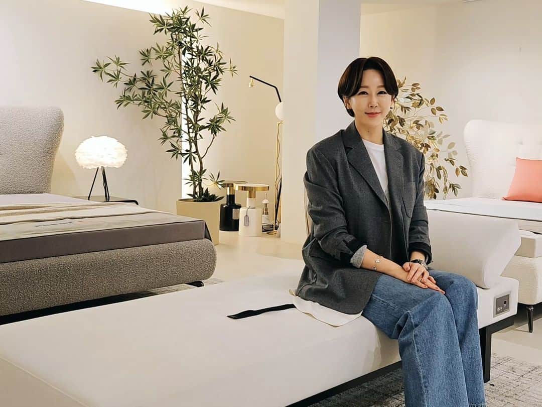 ハニョンのインスタグラム：「요즘서타일 흙침대🥰 뜨끈하니 폭신~~하니 한번 앉으면 진짜 일어나기 싫은 마성의 데이베드에요~~🤗🤗  (그유명한 흙표흙침대아시죠? 소프라믹은 거기서 만든 세련된  요즘스타일의 흙침대 브랜드랍니다~~🤗)  ㆍ  #소프라믹#협찬 #폭신한흙침대 #장점만있는아이네😄 #저처럼허리아픈분들모여요 #겨울엔뜨끈한게최고😙」