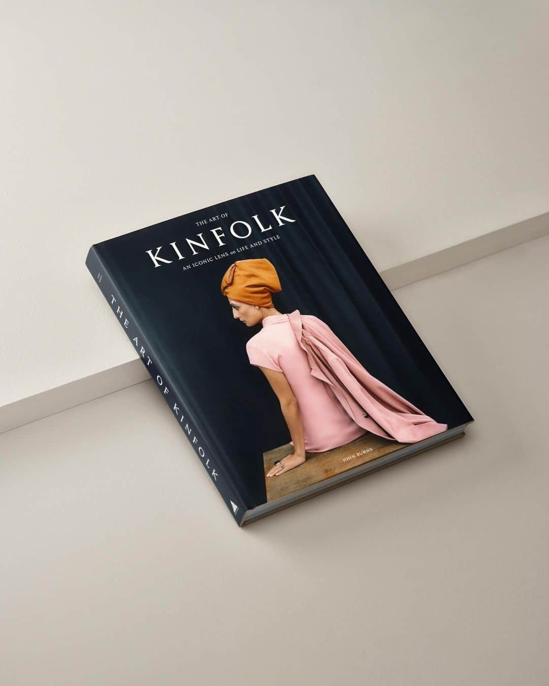 Kinfolk Magazineのインスタグラム：「It’s here! The Art of Kinfolk is now available worldwide ✨💙 This very special book is a labor of love, bringing over 300 of the most inspiring photographs we’ve ever published together in one compelling curation that spans home interiors, fashion, portraiture, food and travel. While our magazine has evolved during our decade in print, one defining characteristic remains constant: a dedication to publishing only the most exquisite photography. The Art of Kinfolk represents the very best of our archives. Order your copy on Kinfolk.com  (Cover photo: @danilo.scarpati, Photo: @saragosas)」