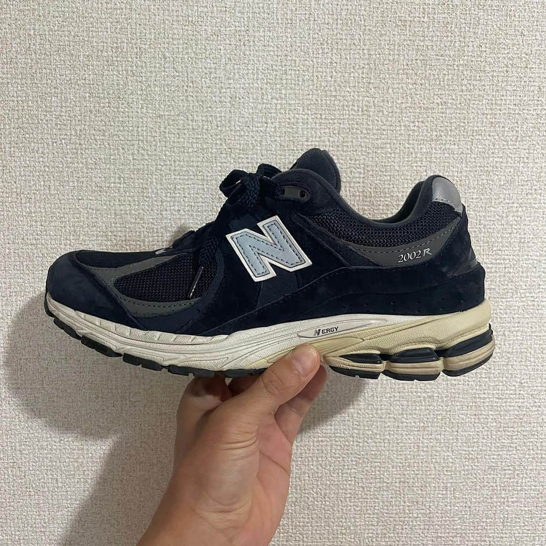 栗原祐太のインスタグラム：「👟NEW BALANCE👍 2002シリーズです！ このカラーだと991に似ているけどもニューバランスにしては値段が優しい設定なのでガンガン履けるし履き心地も良いです🙆‍♂️  991の見た目が好きな僕は 2002も好きなラインなので 愛用しております🤩  @newbalancelifestyle  @newbalance   #newbalance  #ニューバランス #2002 #shoes #kicks  #シューズ　#キックス #スニーカー #靴好き　#靴 #ファッション　#ストリート #fashion #streetstyle  #street #40代  #40代ファッション」