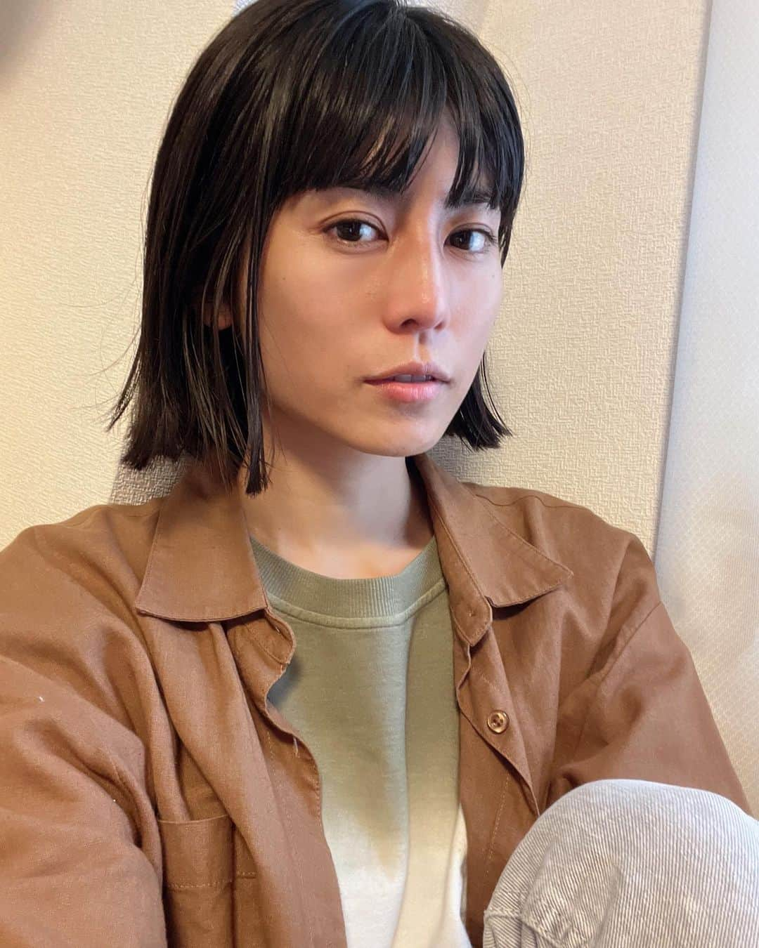 芳野友美さんのインスタグラム写真 - (芳野友美Instagram)「たまに頭の中で同じ曲がずっと流れ続けることってありません？ ほとんどの場合は、TVとか行ったお店で流れてたBGMとか、耳にしたものが残るってやつですけど、稀にポンっとなぜ出てきたのか全く思い当たる節のない曲が唐突にグルグル流れることがあります。 　 数日前その現象があったんだけど、#ソフトバンクホークス 応援歌の「#いざゆけ若鷹軍団 」と、#長渕剛 さんの「#とんぼ 」っていう。 どちらも良く聴いてるとかでもなく、ただ知ってるってレベルの曲。 勿論その日どこかで耳にしたわけでもなく・・・謎過ぎる、そして渋すぎる（笑） 　 さて、昨日の内巻きヘアはなかなか新鮮でしたが、やっぱり私はこっちのが好きだなぁ。」10月10日 22時03分 - yumi_yoshino_1980