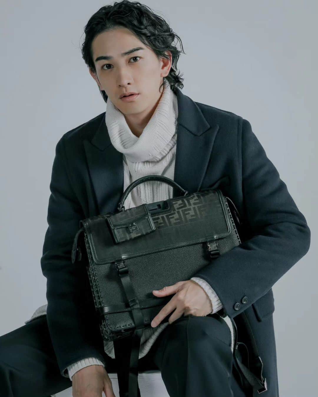 町田啓太のインスタグラム：「FENDI  フェンディのアイコンバッグ 「ピーカブー」の新作  スマートに輝くバッグに魅せられました。  @fendi #FendiPeekaboo #pr」