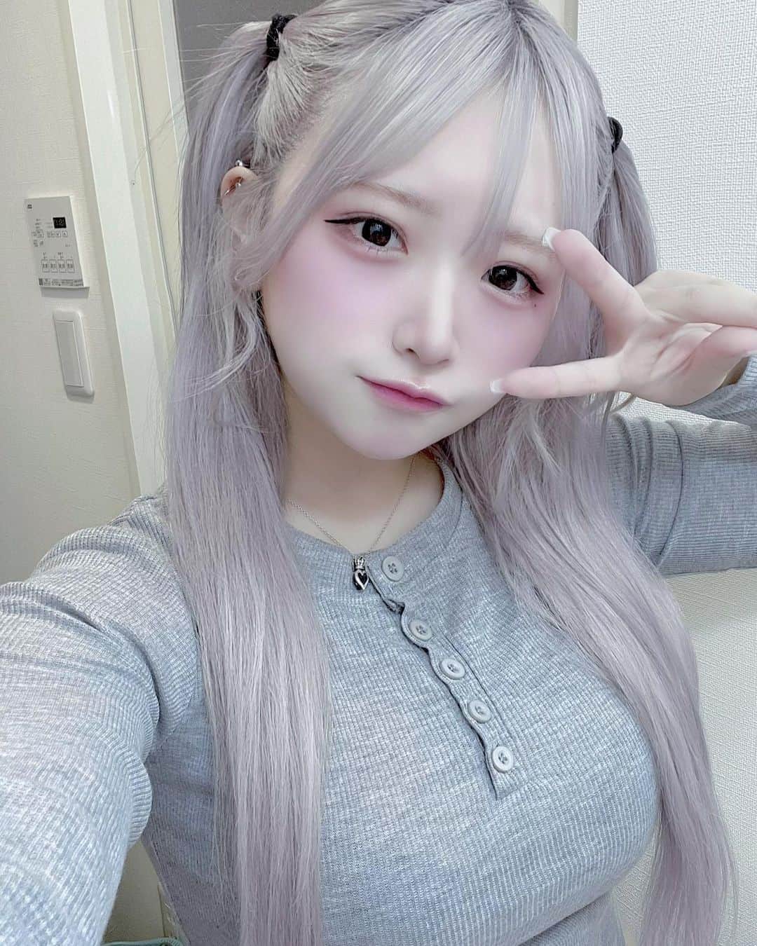 もいちゃんのインスタグラム：「. . ハーフツイン🎀 .  #ハイトーン  #ハイトーンカラー  #ショートヘア  #ショートボブ  #韓国ヘア  #韓国ファッション #韓国メイク  #純欲メイク  #自撮り  #ピアス #舌ピ  #軟骨ピアス #ヘリックス #アンテナヘリックス #インナーコンク #トラガス #拡張ピアス」