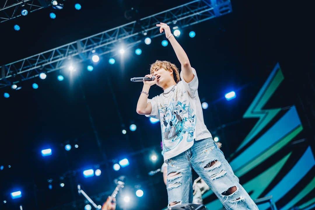 のインスタグラム：「昨日のイナズマロックフェス2023 最後の曲中に前方のお客さんが倒れちゃって 10人くらいが必死に合図を送ってるのが見えた。 一旦演奏をストップしてスタッフさんを呼んだ。 みんなの協力もあってなんとか救助できた。 自分たちのワンマンでも夏場は何度か このようなことがあったけどフェスでは初めてだった。 フェスは沢山のアーティストが出てるから 持ち時間はいつも以上にちゃんと守らないといけない。 救助が終わった頃には持ち時間がオーバーしてて このまま終わりかなと思ったら運営さんが もう一回最後の曲を演奏していいと言ってくれた。 それに応えるようにみんなのボルテージも最高潮に。 ファンの人たち、運営の人たち、 本当にたくさんの人の愛を感じた瞬間でした。 倒れちゃった人にも届くように全身全霊歌った。 昨日のWalking with youは一生忘れません。 皆さんありがとうございました。  ライブも規制が解けコロナ前のように 今年ようやくライブシーンが戻ってきたから みんなもくれぐれも倒れちゃわないように こまめな水分補給とか休憩はしてね^_^ そしてみんなで助け合って思いありあって これからも最高の空間を作っていきたいです！  改めてイナズマ最高でした！ 聡ちゃんの夢も叶ってよかった！」