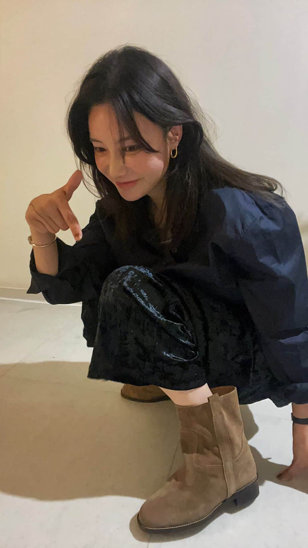 nanaのインスタグラム：「마지막 신발  (화 안났찡?🙆🏽) 정보 바로 올리겠쭘  웜톤 선생님들 볼터치로 사용한건 -페리파라/ 잉크 피팅 쉐도우 03 모닝토스트 입술-  립라인/하트퍼센트01. 피치베이지 립글로스/릴리바이레드 09#무심한무화과인척  쿨톤 선생님들 모여모여 볼터치/롬앤 베러덴치크#블루베리칩 립-하트퍼센트/04 스트로베리밀크 첫번째 립/페리파라 코랄쭈고 두번째 립/힌쓰-블루미(글씨가 너무 작아서 정말 안보임 맞는지 모르겠덩)」