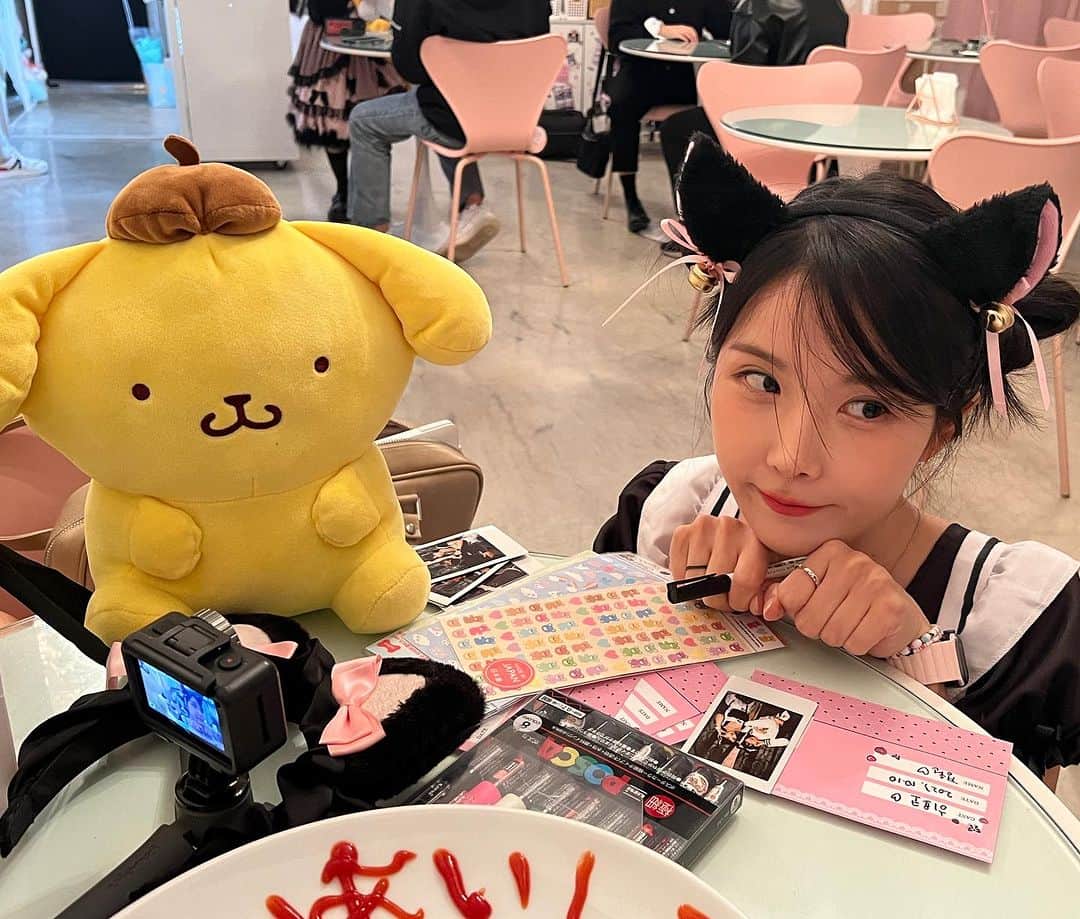 チョ・ヒョニョン のインスタグラム：「이번주 일요일 메이드카페에서 알바한 썰 푼다..」
