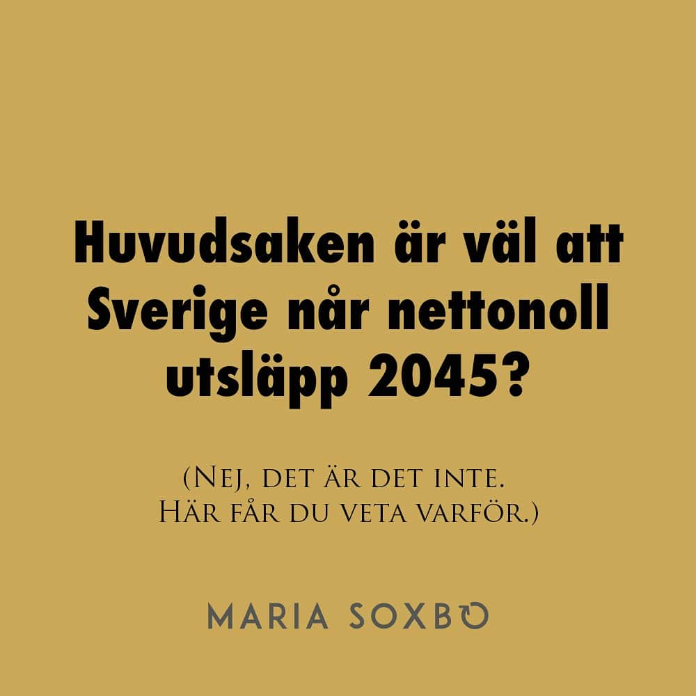 Maria Soxboのインスタグラム：「Okunskap eller rena lögner, regeringen?  Deadlines är bland det första man får lära sig som journalist. En text måste vara klar vid en viss tidpunkt, annars kanske den inte publiceras alls. Jag är en deadlinesurfare, ska erkännas. Om jag har tre veckor på mig att skriva börjar jag ofta när det är fem dagar kvar. Jag missar i princip aldrig en deadline, men jag lämnar mycket sällan in i förväg.   Precis samma taktik använder regeringen just nu när det gäller klimatet. Det finns ett långsiktigt mål om att Sverige ska ha nettonoll utsläpp år 2045. Dit är det ju 22 år, det räcker väl om de börjar minska utsläppen fem dagar/år innan?  Nej, för skillnaden mellan min tidningsartikel och Sveriges utsläpp är att artikeln varken blir längre, mer läsvärd eller mindre korrekt av att jag förhalar lite. Jag vet att jag inte behöver mer än max ett par dagar på mig och även om det så klart finns risk att min dator havererar, jag blir sjuk eller något annat trasslar så kommer texten vara klar i tid – för jag har gjort det här förut.  Att ställa om hela vårt avlånga land från fossilberoende och nå noll nettoutsläpp har ingen gjort förut. Ingen vet exakt hur lång tid varje steg på vägen kommer att ta, eller hur mycket marginaler vi behöver för strul. Det vi däremot vet med all säkerhet är att utsläpp som sker i dag och i morgon får vi dras med i flera hundra år till. Det innebär att alla utsläpp vi inte tar bort idag (fast vi hade kunnat göra det) kommer att straffa oss i generationer framöver. Och jobbigast av allt – vi vet inte riktigt hur den bestraffningen kommer att se ut.  Regeringen missar just nu klimatmålen. Både de till 2030 och 2040. De hävdar att det inte spelar någon roll, det är 2045 som betyder något.   De har fel.   Kanske på grund av okunskap – och då finns det en hel forskningskår att lyssna till. (Varför gör ni inte det?)  Eller på grund av ovilja att säga sanningen. Och då ljuger de alltså medborgarna, media och alla andra rakt upp i ansiktet. (När blev det okej för en folkvald regering?)  Ta ansvar, @sverigesregering – innan det verkligen är försent.  (Källa till diagrammen: Sustainabilitybynumbers.com)」