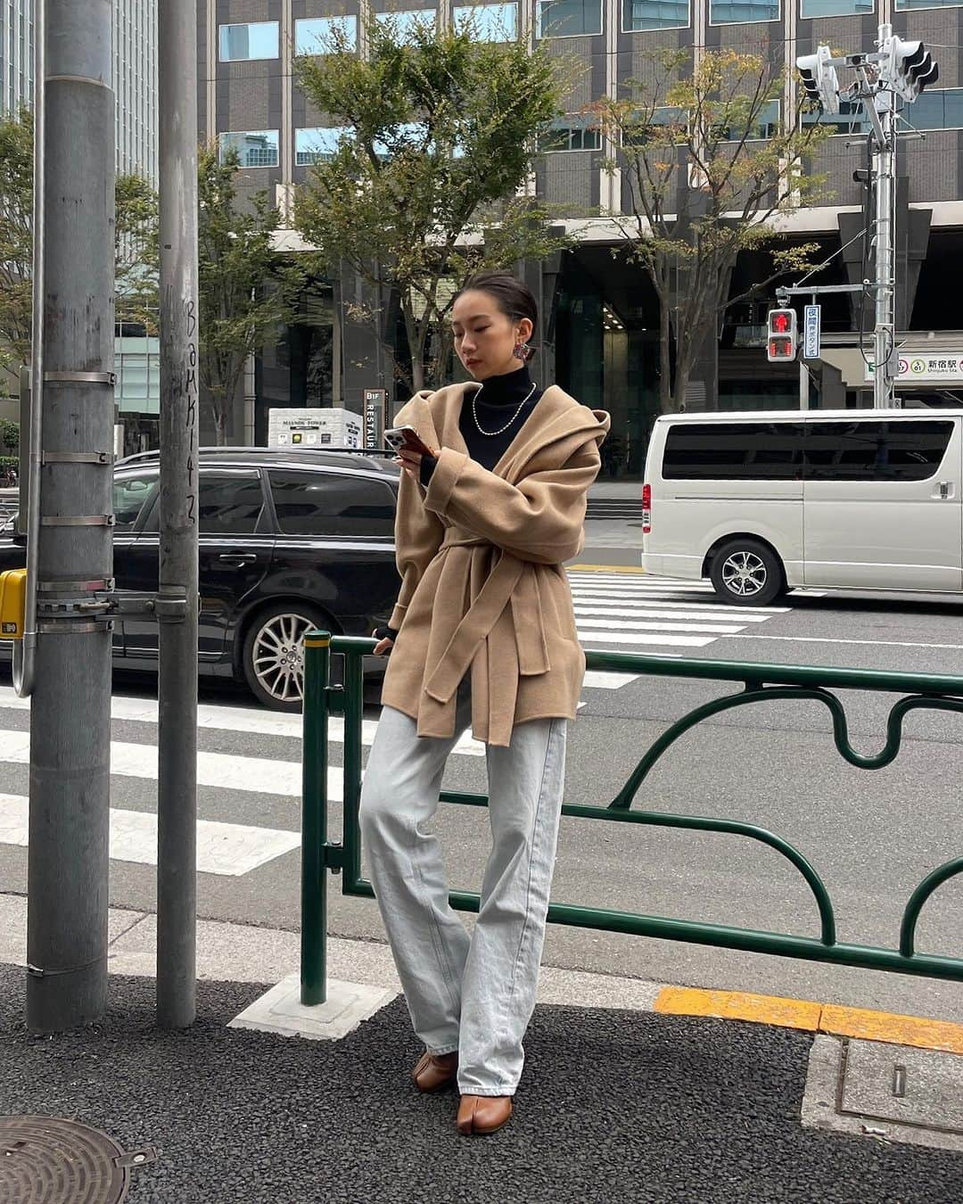 ETRÉ TOKYO ストアさんのインスタグラム写真 - (ETRÉ TOKYO ストアInstagram)「@etretokyo  【10/12 New Arrival】 ㅤㅤㅤ ㅤㅤ #ETREフーディリバーコート L.BEIGE / BEIGE / NAVY S.M size ¥49,500(tax in)  ㅤㅤㅤ  新宿スタッフ @etretokyo_nami 167cm  ㅤㅤㅤ本社スタッフ @etretokyo_misaki 156cm  着用カラー：BEIGE 着用サイズ：M size  ㅤㅤㅤ ㅤㅤㅤ - - - - - - - - - - - - - - - - - - - - - - - - - - - -  商品詳細はTOPページURLよりチェック🔍 ›› @etretokyo_store  ㅤㅤㅤ スタッフコーディネートも毎日更新中【 #etretokyo_staff_ootd 】をフォロー🐿️  TOPページの"フォロー中"から 気になるスタッフのアカウントをフォロー🤝  - - - - - - - - - - - - - - - - - - - - - - - - - - - - ⁡  【INFORMATION】 ⁡ㅤㅤㅤ ⁡ ※ 10/12(木)発売のアイテムは 10/13(金)12:00よりお在庫のある場合、ルミネカード会員様限定で店舗通販のご利用が可能です。  ⁡ ※お電話がつながりにくい可能性がございます。 ⁡ ※また混雑時には入場制限及び 試着点数の制限を設けさせて頂きます。 予めご了承ください。 ⁡ ⁡ ご理解、ご協力を賜りますよう 心よりお願い申し上げます。   ㅤㅤㅤ 【LUMINE SHINJUKU STORE】 ETRÉ TOKYO ルミネ新宿2店 TEL：03-5989-0979  ー営業時間ー (平日、土日祝)11:00-21:00 ⁡  #etretokyo#etre#fashion#etretokyoshinjuku #etre#2023etre#etretokyo_staff_ootd#2023aw #大人ファッションコーデ #シンプルスタイル  #オトナカジュアルコーデ #アウターコーデ #ベージュコート #デニムスタイル #フーディ」10月10日 22時08分 - etretokyo_store