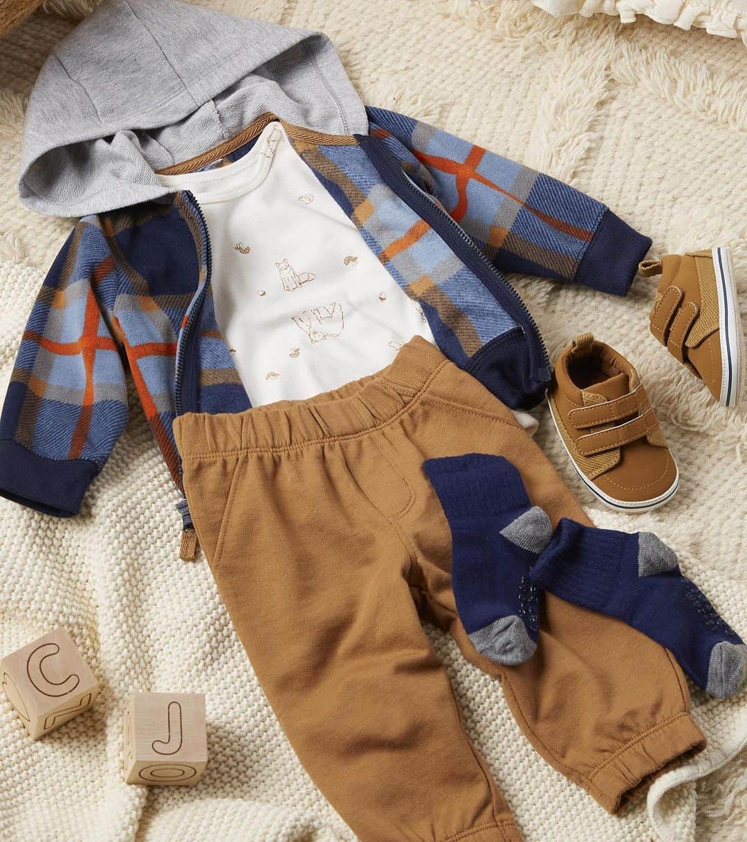 カーターズのインスタグラム：「Boy moms, your thoughts?🥰👇」