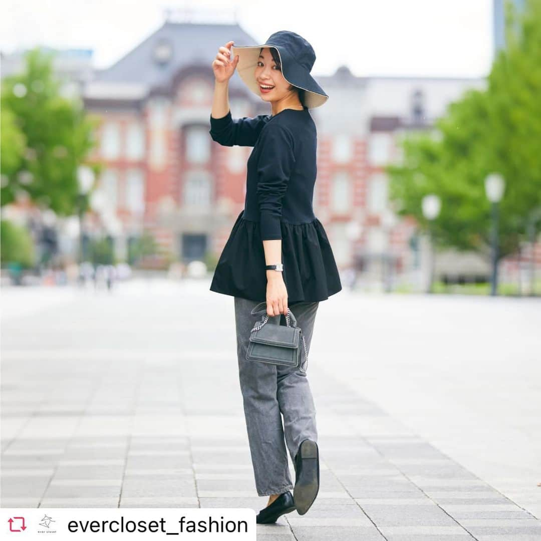 黒澤かなえのインスタグラム：「@evercloset_fashion 💕  . for Daily🌿  休日のママ友ランチなど OFFタイムに最適コーデ😘  フェミニンなペプラムトップスと デニムの組み合わせはベストパートナー🫶  濃い目のデニムでラフさを軽減👖 甘辛ミックスでストイックすぎない 大人の余裕漂うモノトーンStyle🖤  🌹Mama code ペプラムトップス サイズ：Free size 品　番：233143056 価　格：¥4,580（税込）  質問や感想はコメント欄にてお待ちしております✏️ 気になる投稿は「保存」を押してね📌  .......................................................................... #evercloset #エバークローゼット #エバクロ #キッズコーデ #キッズコーデグラム #子供服 #こどもふく #女の子服 #女の子ファッション #女の子 #男の子服 #男の子ファッション #男の子 #小学生女子 #小学生男子 #小学生 #小学生コーデ #学校コーデ #幼稚園コーデ #キッズモデル #子どものいる暮らし #小学生ママ #ママコーデ #リンクコーデ #オケージョン #こども服 #こども服ブランド」