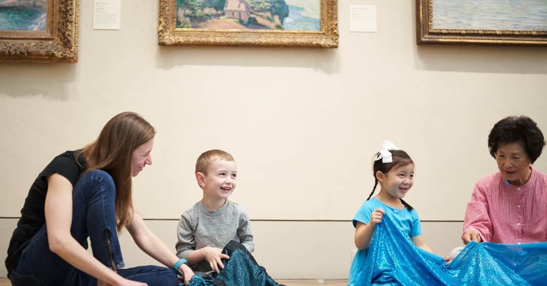 のインスタグラム：「Join us this Sunday for our Sensory-Friendly Morning! Designed for families with children on the autism spectrum or with sensory sensitivities, this program offers early access to select galleries and engaging art activities.   Limited space available, so register now!  Click the link in our bio for more details.  Photo by Elizabeth Leitzell  #SensoryFriendlyMorning #FamilyExperience #phillyfamily #philamuseum」