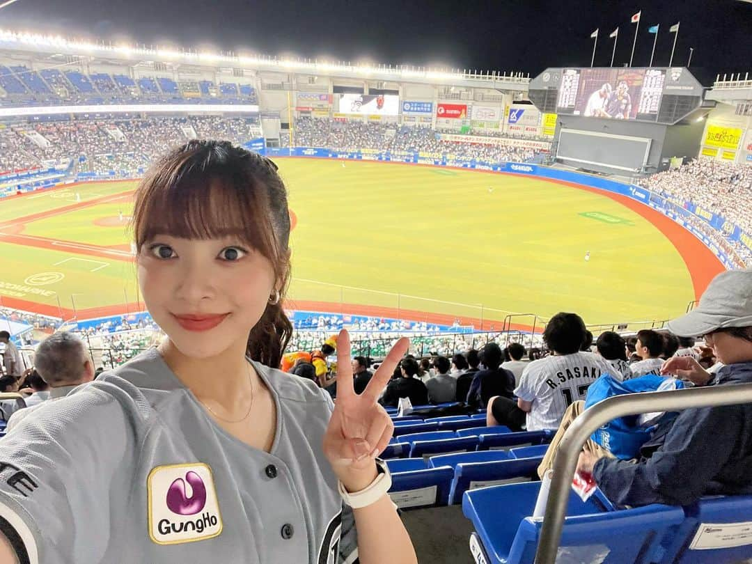 菊池柚花のインスタグラム：「. 今日のプロ野球、レギュラーシーズン最終戦は激アツでしたね🔥  千葉ロッテマリーンズが楽天イーグルスを5-0で下し、CS進出を決めました👏🏻✨ 投打が噛み合った素晴らしいゲームでした！！！ 関係者の皆さま、本当におめでとうございます。  先発の小島投手の7回無失点の好投、そして坂本投手、益田投手と繋いで完封✨ 安田選手のホームラン、岡選手や佐藤選手のタイムリーヒットなど打撃陣も活躍を見せてくれました💪🏼   このままの勢いでCSでも勝ち上がってほしいです⚾️💥  今年もレギュラーシーズン最後の最後まで楽しませてくれた選手の皆さんをはじめ、野球界に関わる全ての方に感謝です🥺  またマリンで谷保さんの美声が聞ける喜び…😭♡  写真は先日のZOZOマリンにて📸」