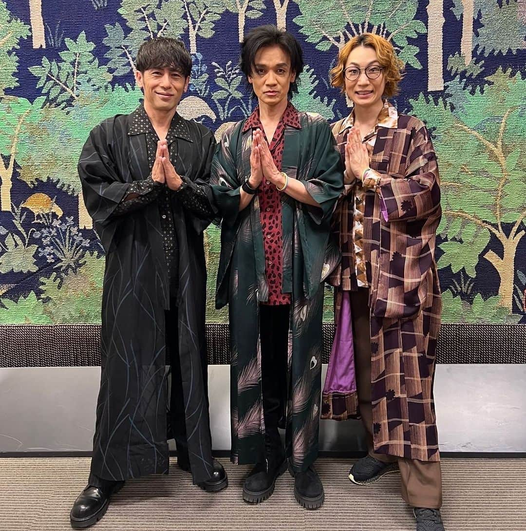 成田昭次のインスタグラム：「sublime  東大寺開山良弁僧正1250年御遠忌慶讃 MISIA PEACEFUL PARK Dialogue for Inclusion 2023  #NARITATHOMASSIMPSON 悪天候の中、ありがとうございました！体調崩したりしていませんか？ 名だたるアーティストさん達とこの荘厳なステージに立つ事に自分が果たして相応しいのかと、実は今回不安な気持ちがありました ですが、大仏様とキャンドルの灯りとたくさんの声援に力を貰い、祈りを込めて歌い切る事が出来ました ありがとうございました MISIAさんを初め、どのステージも多様で素晴らしく、改めて『歌う』という意味について考える事が出来た気がします 今回のPEACEFUL PARKも誰かの笑顔に繋がりますように✨   そしてニッポン放送でスタートした新ラジオ番組 「KURE オキーフ presents 成田昭次のRockon The Knight」(毎週木曜日21:00～21:30) 楽しんでいただけたでしょうか？？ ロックなオトナの…というコンセプトを意識して次回もゲストの寺岡呼人さんと音楽談義を繰り広げます 皆さんからのコメントもお待ちしてます！ メールアドレス： narita@1242.com Xアカウント：@RockonTheKnight ハッシュタグ：#ロックオンザナイト  #有楽町で #成田昭次 #捕獲 #オキーフワーキングハンズ」