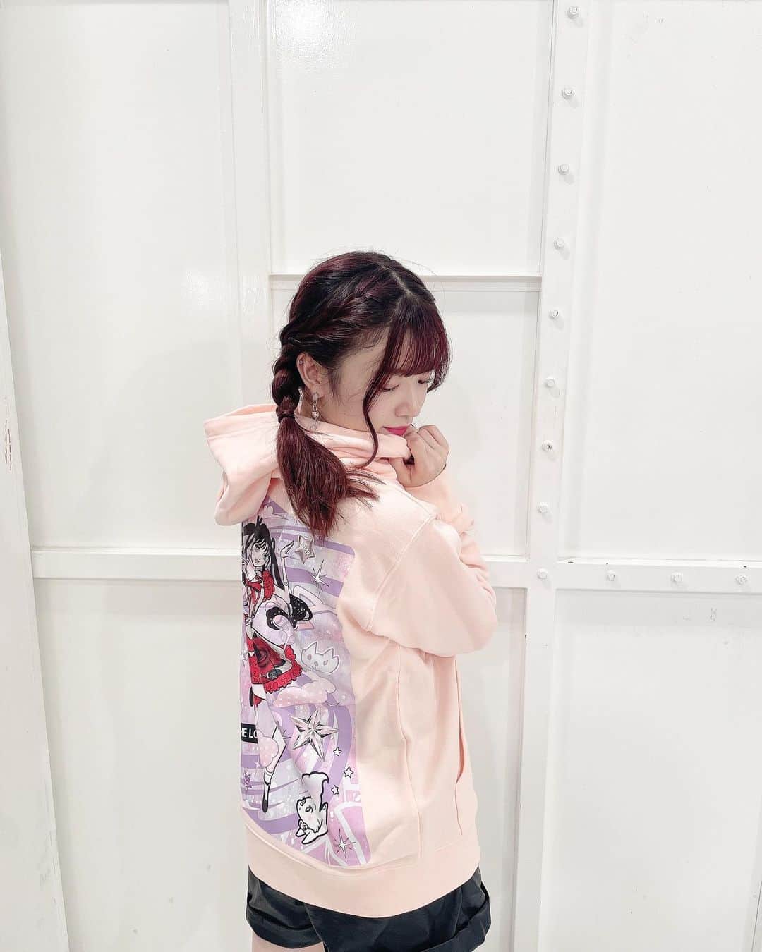 武藤小麟のインスタグラム：「. AKB48 × @isayamaxx さんの コラボグッズ（Tシャツとパーカー）が発売中です🎀  私はパーカーを着させて頂きましたっ🛼  全部 #isayamax さんのイラストが バックプリントされていて最強に可愛いので ぜひチェックしてね〜😚🎨💟  #akb48 #fashion #グッズ #パーカー」