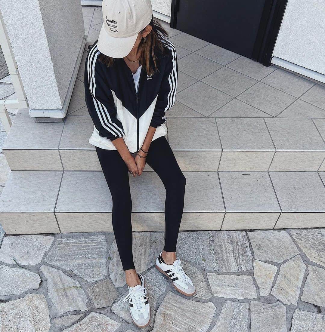 のインスタグラム：「...  何年か前のシャカシャカ引っ張り出して😚  かなり断捨離してるけど これはとっておいて良かった❤️ 可愛いぃ〜  にしても襟に髪ピョッとするの 嫌だなぁ〜 切ろうか伸ばそうか...😮‍💨😮‍💨  #ファッション#コーデ#ママコーデ#ママファッション#プチプラコーデ#カジュアルコーデ#プチプラ#足元倶楽部#大人カジュアル#3児ママ#コーデ記録#着回しコーデ#160cm#韓国ファッション#産後#産後ダイエット#アディダス#adidas#キャップ#sea#adidassamba#サンバ#sambadecon#レギパン#海外ファッション」