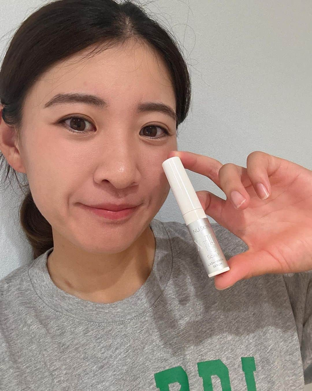 永井花奈のインスタグラム：「お気に入りアイテムをご紹介！ まつ毛・眉毛用美容液、「ニュースキン ティ・エス スカルプ ラッシュ ＋ ブロウ セラム」。 1本でまつ毛・眉毛の両方に使えて、朝晩の洗顔後塗るだけの便利なアイテム♪ 目元にやさしく、安心して使っています。筆もとても使いやすいです︎💕 本日発売です☺️   #まつ毛美容液 #眉毛 #新アイテム #美容液 #スカルプケア #ニュースキン #nuskin @nuskin_japan」