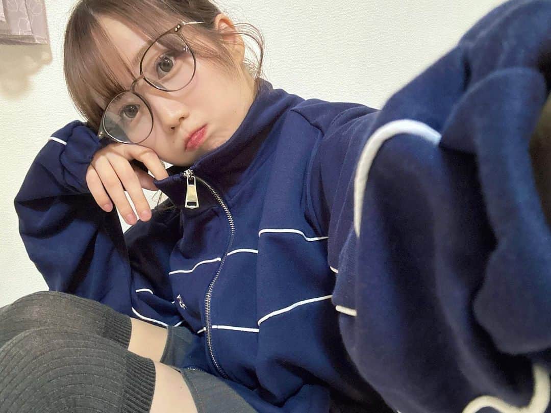大谷映美里のインスタグラム：「オフ感💭♡ 初めてSHEINでお洋服買ってみた💙ヘアクリップも⛄️ ニーハイはGUです〜🫶🏻」