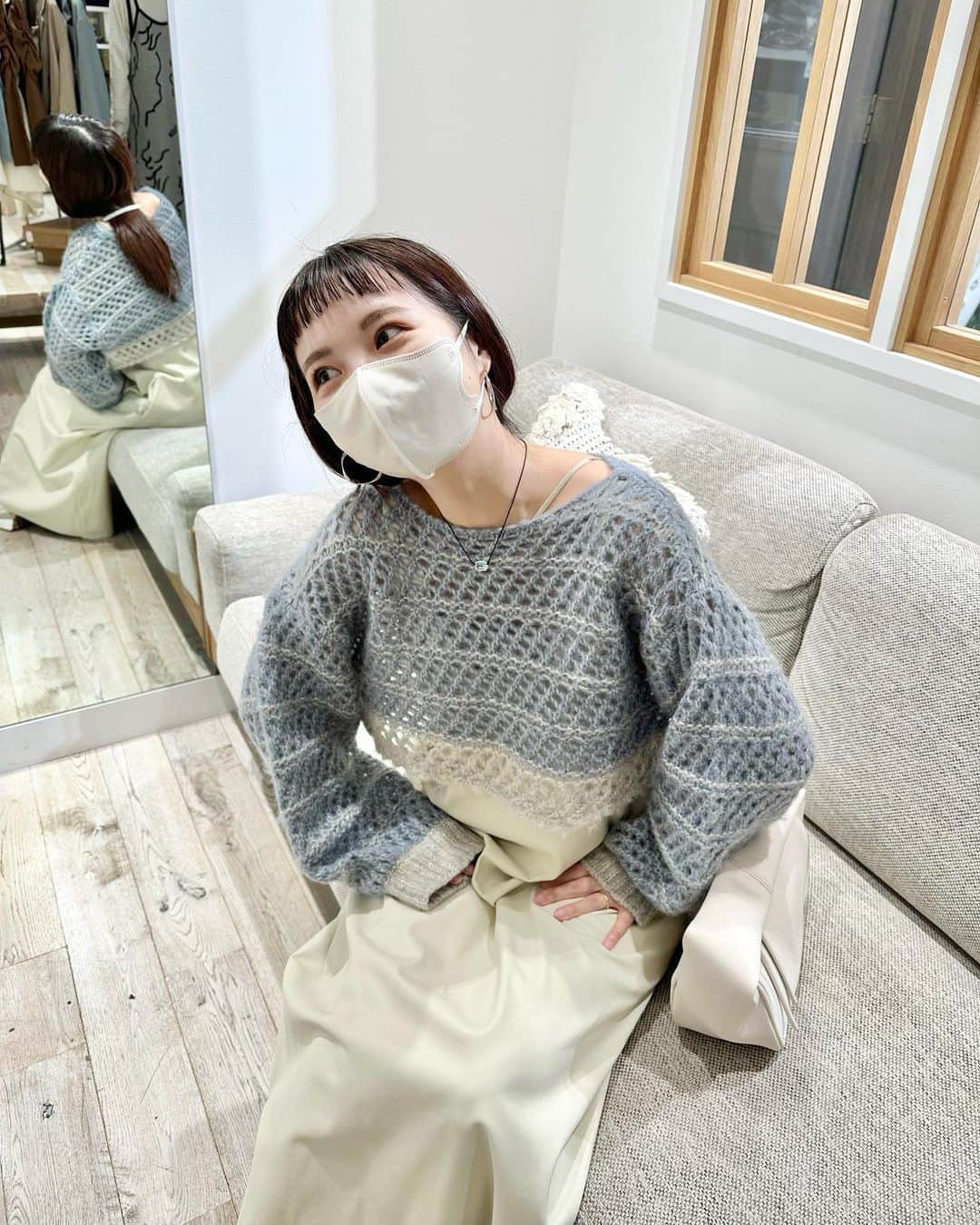 miho uesugiのインスタグラム：「私服です！ Kastaneのラメクロップドニット、お気に入り。 ラメ糸が入っていてキラキラ光ります⭐️ 暖かい日も肌寒い日も丁度いい…！！  ㅤㅤㅤㅤㅤㅤㅤㅤㅤㅤㅤㅤㅤ  #Kastane#Kastane舞浜#Kastane_ootd#骨格ウェーブ#イエベ春#コーディネート#今日のコーデ#コーデ#大人カジュアル#カジュアル#ロングヘア#オン眉#ぱっつん前髪#30代ファッション#30代コーデ#カスタネ#低身長#低身長コーデ#秋#秋コーデ#ニット#ブルー#ホワイト#ホワイトコーデ#舞浜#イクスピアリ ㅤㅤㅤㅤㅤㅤㅤㅤㅤㅤㅤ ㅤㅤㅤㅤㅤㅤㅤㅤ」