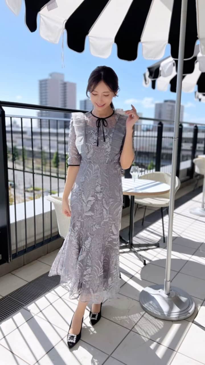 清水愛美のインスタグラム：「先日、従姉妹の結婚式へ💕  晴れて☀️テラスが気持ち良かった🥴💕  ドレスは @leja__official 🤍 袖ありで可愛いものを探していました💕 やっぱり可愛いなぁ〜🫶 色合いも可愛すぎました🤍  #結婚式 #weddingparty  #お呼ばれコーデ  #お呼ばれドレス  #leja #宇都宮」