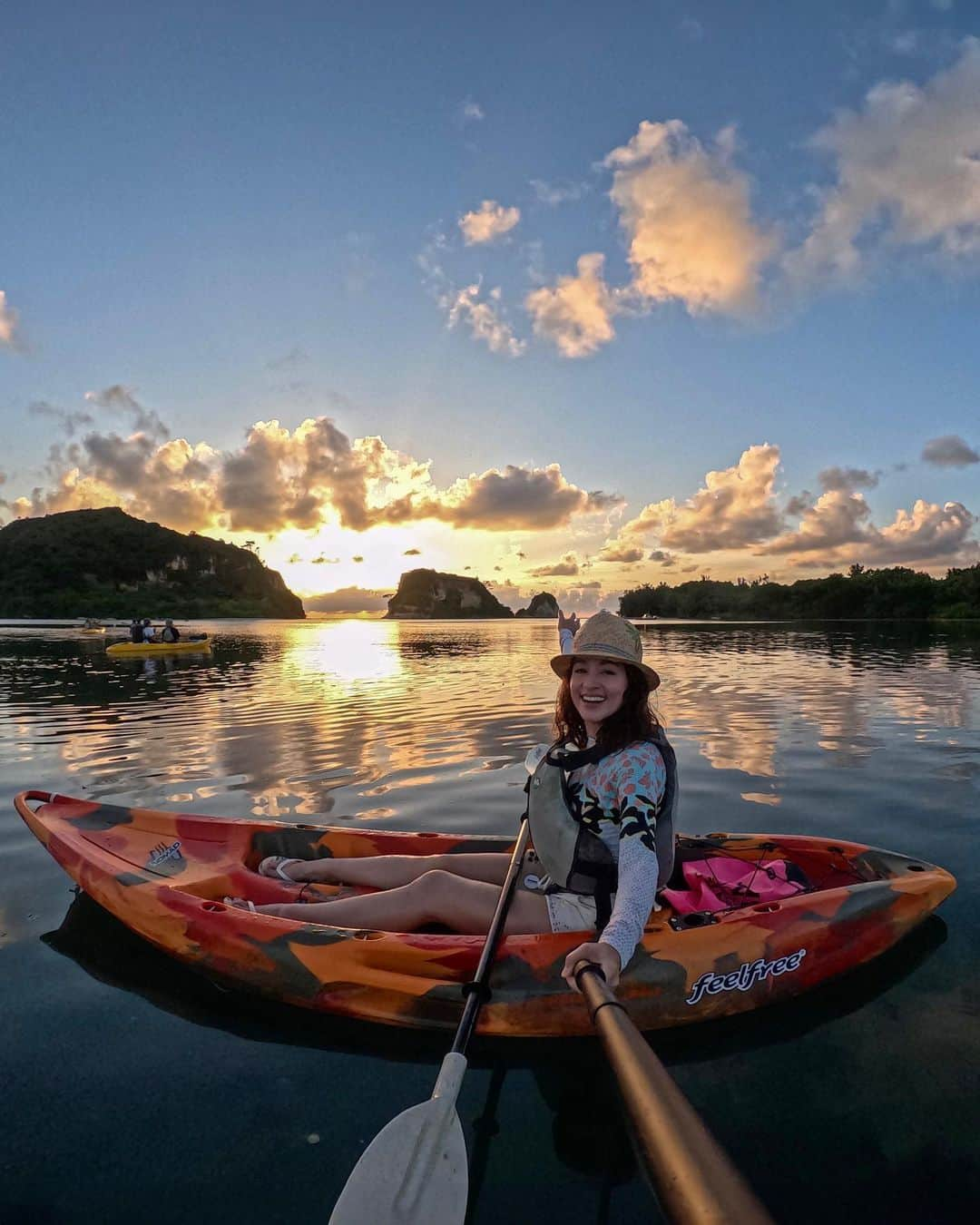 比嘉バービィのインスタグラム：「水平線に沈む夕日を見にいく夕暮れマングローブカヤック🚣‍♂️ 心が浄化される時間でした🌅 . .  📹: #GoProHERO12 @gopro @goprojp  今まで撮影した#GoPro 写真･動画は コチラから⇒ #GoProBarby  #goprojp #okinawa #iriomote #HoshinoResorts #星野リゾート #GoProTravel #goprogirl  #GoProのある生活 #gopro #Barby旅行記 #星野リゾート西表島 #西表島ホテル」