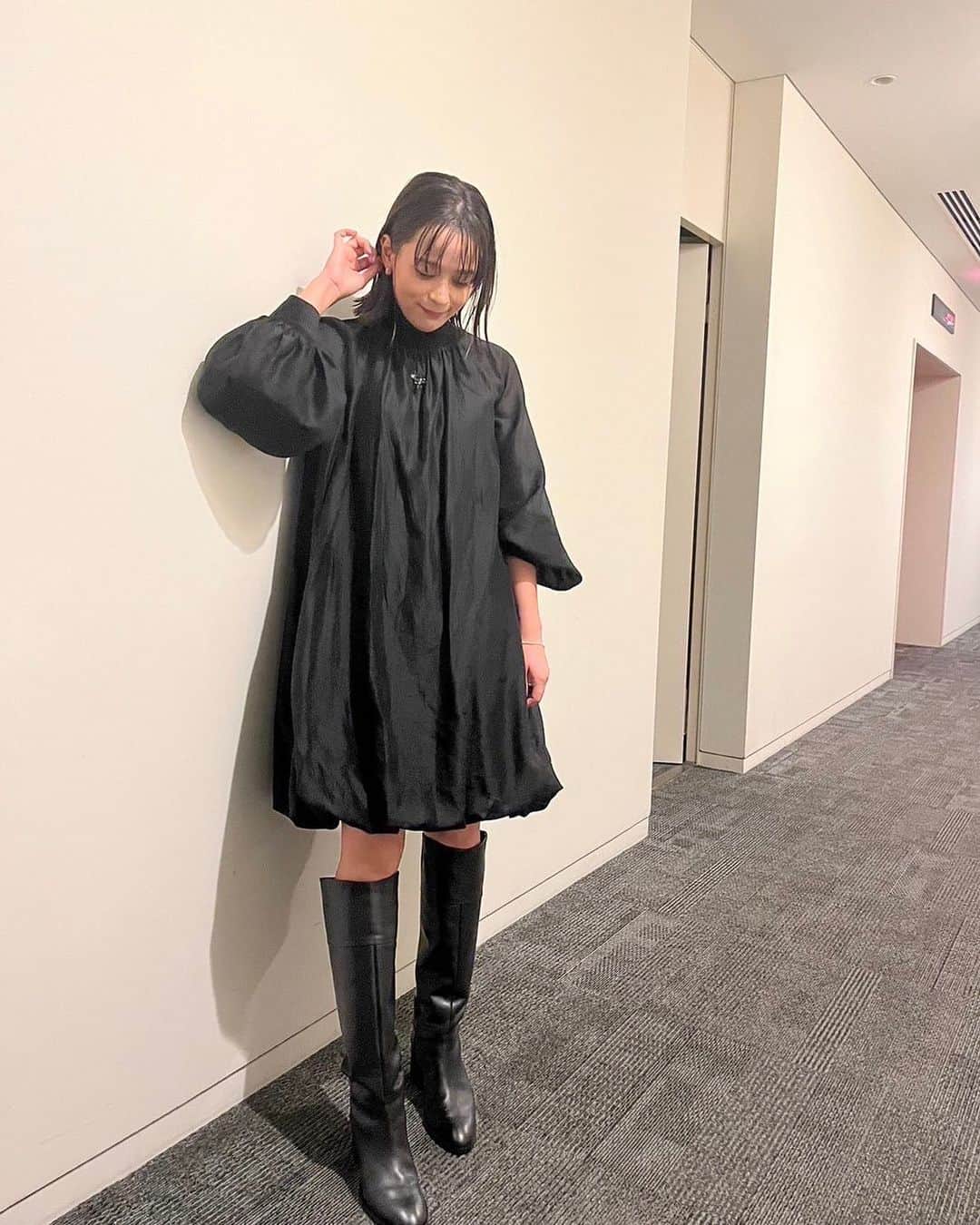 加藤ローサのインスタグラム：「こんばんは〜東京は急に寒くなって衣替えや寝具を変えたりしていたら、三連休もあっという間でした〜今年も残り3ヶ月。そろそろ今年中にやりたい事リストを作らねば。  明日の上田と女が吠える夜に出演します。夜9時〜です。 よろしくお願いします‼︎  #上田と女が吠える夜」