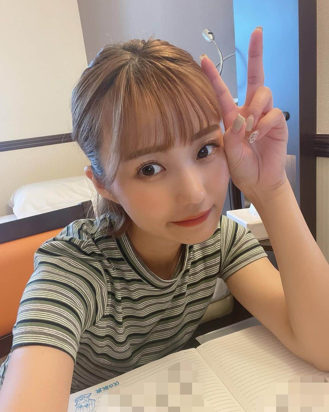 小林智絵のインスタグラム：「. . . . . . 8月の名古屋遠征時のっ^ ^ . . . ホテルにこもって生誕の事 色々まとめている時のだよ🌹 . （ノートは大好き伊之助🐗💙） . . . あの時はこんな事しよう、れいな呼ぼう、 衣装は、Tシャツは、、 曲はこの曲にしようとか色々考えてたけど もう明日なんだなぁって思ったら 時間ってあっという間👀 . . 人生ってあっという間だよねぇ🌹 . . . だからこそ思いっきりやりたい事やって 思いっきりもがいて楽しんで 噛み締めて生きていこうって思うよね〜。 . . . みなさん明日はよろしくお願いします😊🌹 . . . . . #ボブ #ボブアレンジ #ボブヘアアレンジ #ハーフアップ #イエベ秋 #イエベ秋メイク #イエベ #イエベメイク #グリーンコーデ #緑コーデ #年齢逆行アイドル」