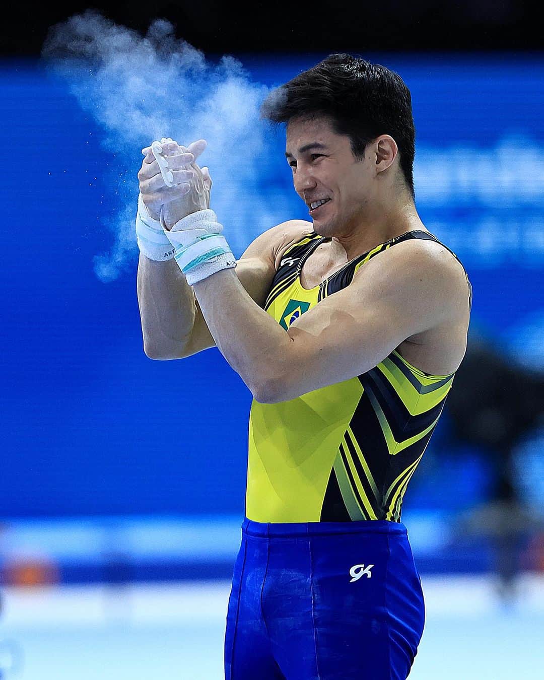 アルトゥール・オヤカワ・マリアノのインスタグラム：「Obrigado pelo carinho, pelas mensagens e pela torcida. De volta e agora focado para os Jogos Panamericanos. Gostei muito do texto que o @rogergym fez e repostarei: . “E é nesses momentos de incerteza que a verdadeira força de um ginasta é testada. A capacidade de perseverar e continuar a se superar é o que realmente define um atleta. Portanto, lembre-se de que o sucesso não é apenas medido por medalhas, mas também pela coragem de seguir em frente independente do resultado, E no final das contas, é a jornada que nos torna verdadeiros campeões."  ❤️💛💚💙 . Vamoo rodar, bora 💪🏻 6th do Mundo na Barra Fixa ✨  Photo: @rbufolin」