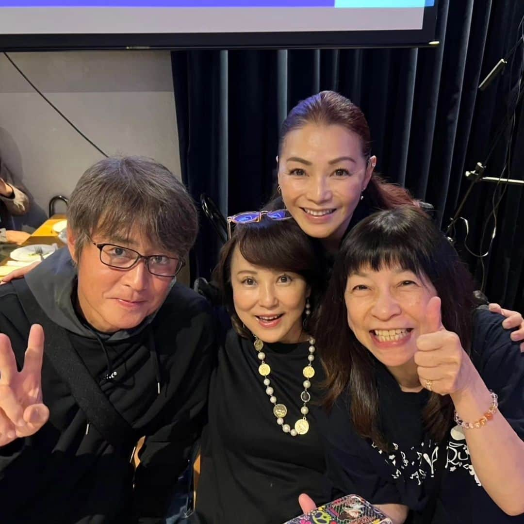 渡辺めぐみのインスタグラム：「西山浩司さん50周年LIVEへ  おめでとうございます😁👍⤴️  まこちゃん・かおりちゃん・めるもちゃんにも、会えて最高😁👍👍👍  みんな、一緒に踊ったりして盛り上がりました😁👍  ひょうきんデレクターの１人、三宅さんにも会えちゃた。  最高の夜となりました‼️  浩司さん、50周年おめでとうございます⤴️⤴️  #西山浩司 #野々村真 #50周年 #ライブ #最高の夜 @kaori_tsuchiya  @melmo.t」