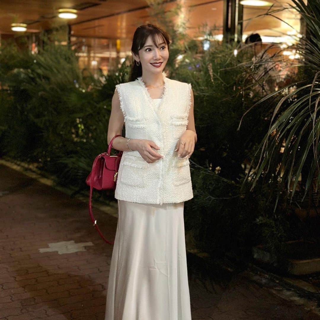 吉田美紀さんのインスタグラム写真 - (吉田美紀Instagram)「・ ・ まだ冷え込んでくる前のディナーコーデ🍽️ ジレはブラウスやニットとレイヤードして着るのも 一枚で着るのもすごく好き♡  ツイードジレ。 色んな合わせ方を楽しめます♡  半年ぶりの @sanwa.shirokanedai  美味しかったー･:*+.  @lialapg   #coordinate #outfit #ootd #look #style #fashion #wardrobe #instagood #instafashion #コーディネート #ファッション #ママコーデ #ママコーディネート #ママファッション」10月10日 22時36分 - miki__yoshida