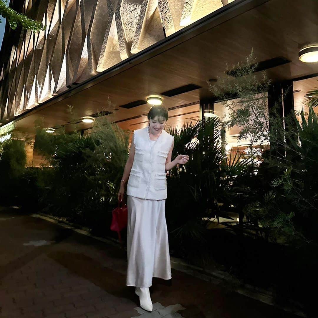 吉田美紀さんのインスタグラム写真 - (吉田美紀Instagram)「・ ・ まだ冷え込んでくる前のディナーコーデ🍽️ ジレはブラウスやニットとレイヤードして着るのも 一枚で着るのもすごく好き♡  ツイードジレ。 色んな合わせ方を楽しめます♡  半年ぶりの @sanwa.shirokanedai  美味しかったー･:*+.  @lialapg   #coordinate #outfit #ootd #look #style #fashion #wardrobe #instagood #instafashion #コーディネート #ファッション #ママコーデ #ママコーディネート #ママファッション」10月10日 22時36分 - miki__yoshida