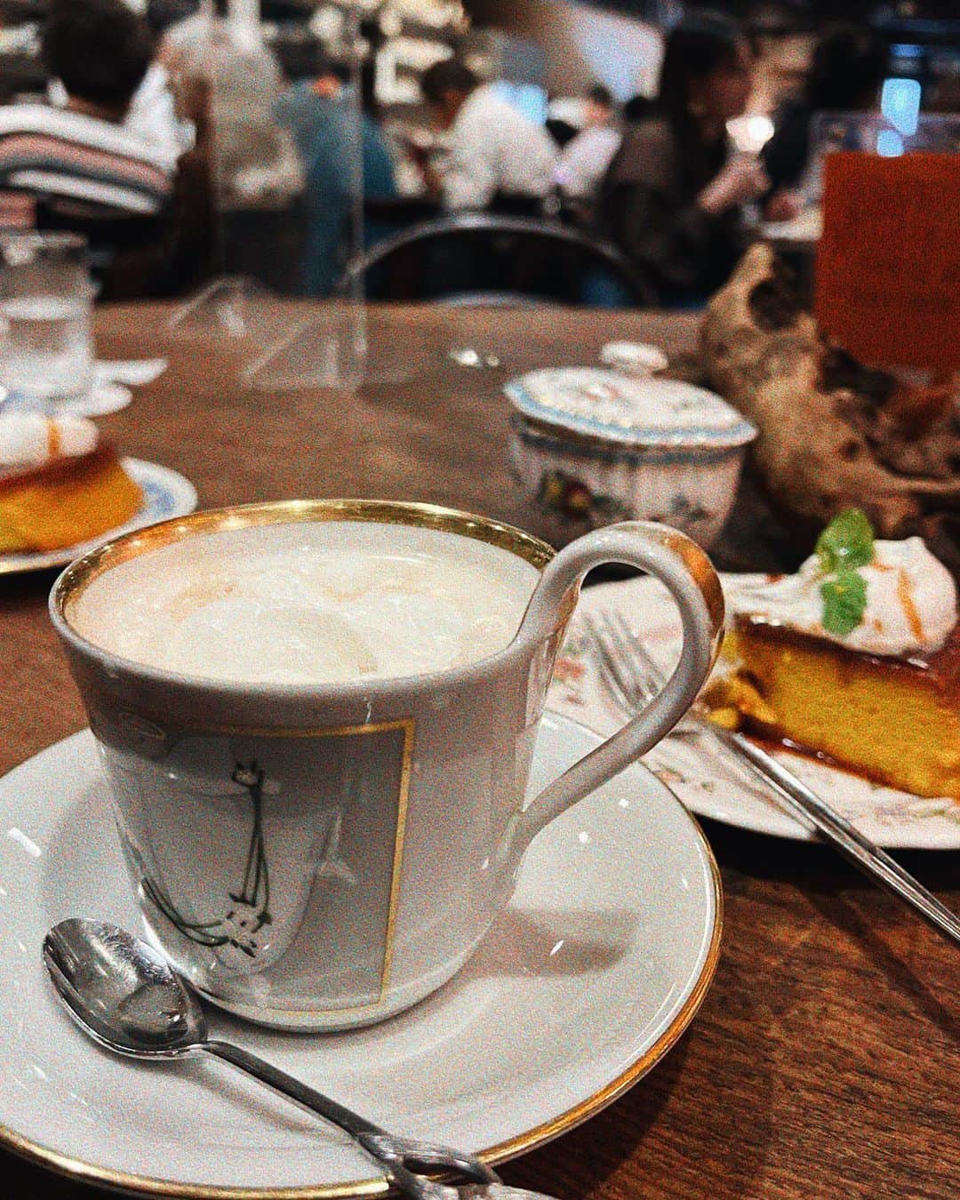 Ramie 山下未紗のインスタグラム：「_ ここきたらいつも ウィンナーコーヒー☕️  甘いコーヒーが飲みたい時に、 でも、甘すぎなくてちょうど良い😭！  #茶亭羽當 #喫茶店 #渋谷喫茶店 #渋谷カフェ  #ウィンナーコーヒー」