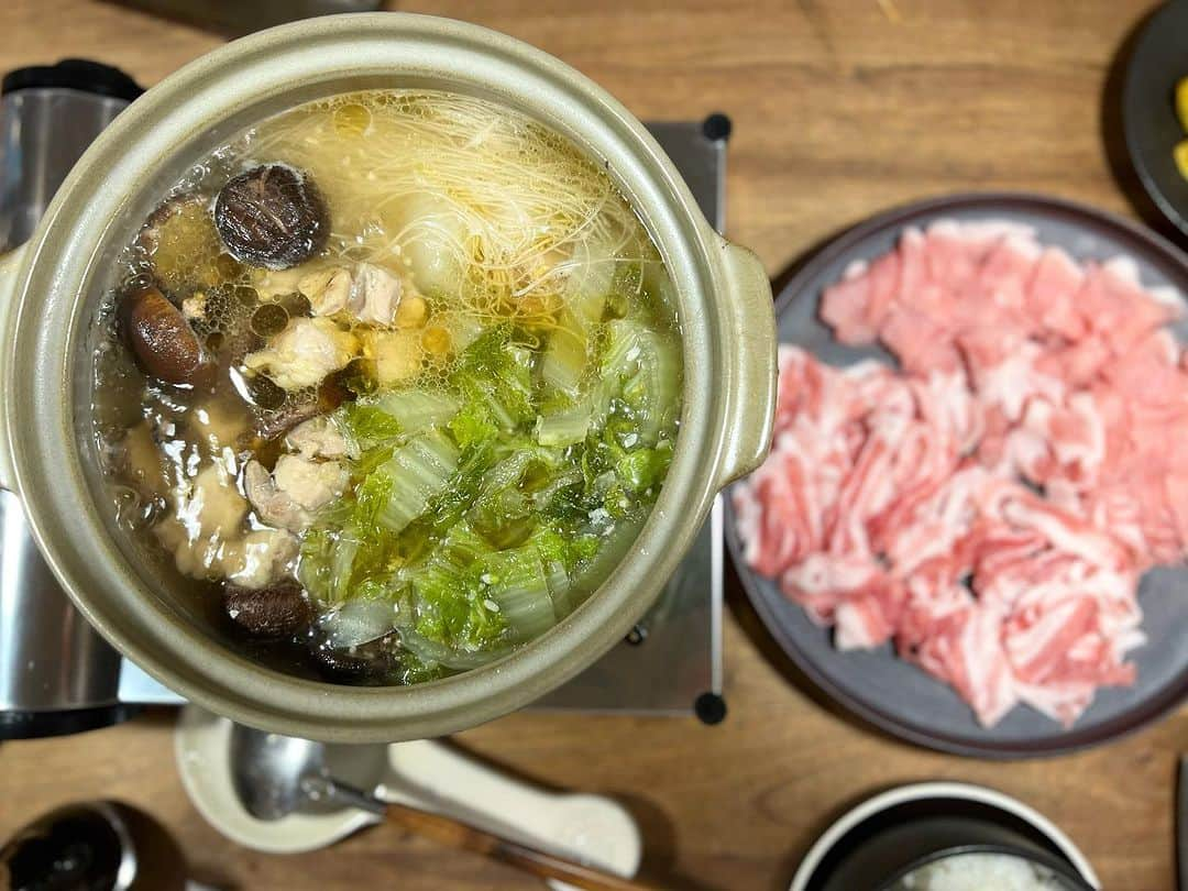 安田美沙子のインスタグラム：「今夜は🍲  寒くなって来たから、ピェンロー鍋にしました。  久々に作ったけど、お腹に優しくておいしーい✨  味変しようと思ったけど、結果ごま油＆塩でいただきました！  先日いただいた、スダチで、スダチごはんが美味しいよーと聞いたので。。  スダチと、鰹節と、少しの醤油でおいしかったー🤍  #みさこクッキング #ピェンロー鍋 #スダチごはん」