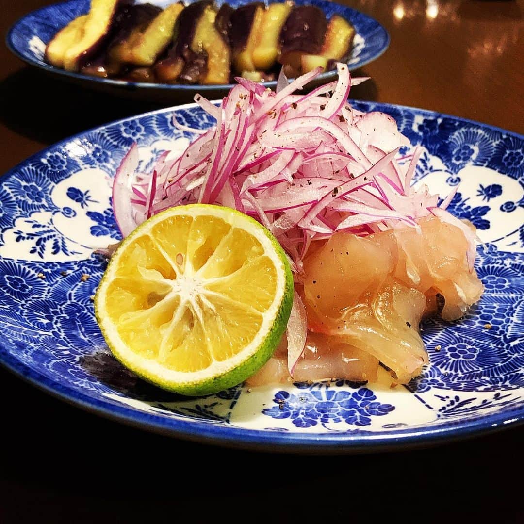 志摩有子さんのインスタグラム写真 - (志摩有子Instagram)「京都の骨董店、尾杉商店で出会った染付けに鯛のカルパッチョを。イタリアンにもしっくり馴染んでいい感じ。一期一会のこういう出会いが嬉しいんですよね。レモンの代わりにかぼすを添えて和のテイストに。紫玉ねぎも多めに。  #鯛のカルパッチョ #骨董染付け #尾杉商店 #京都土産 #京都備忘録」10月10日 22時28分 - ariko418