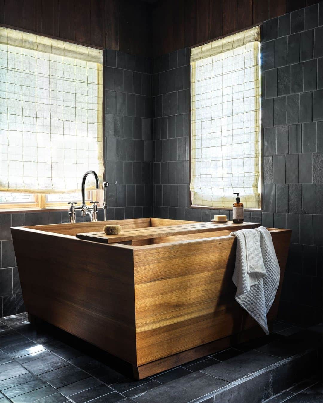 のインスタグラム：「Happiness is a long, hot bath—especially after a day on the black diamonds. In a ski chalet in Park City, Utah, this handcrafted @zenbathworks ofuro-style cedar tub sits at the center of a luxurious, limestone-tiled primary bathroom—a touch influenced by its homeowners memorable visits to Japan. It’s an elegant twist by California firm  Electric Bowery (@electricbowery) on the timber construction and craftsmanship that typifies houses in this area, a tradition that emerged in the early 20th-century as Park City transitioned from its modest roots in silver mining to a premier ski destination. We know where we’re headed this winter. ⛷️  Click the link in the bio to tour the rest of this non-traditional ski chalet, as featured in our October 2023 issue. Written by @janellezara. Photographed by @chrismottalini.」