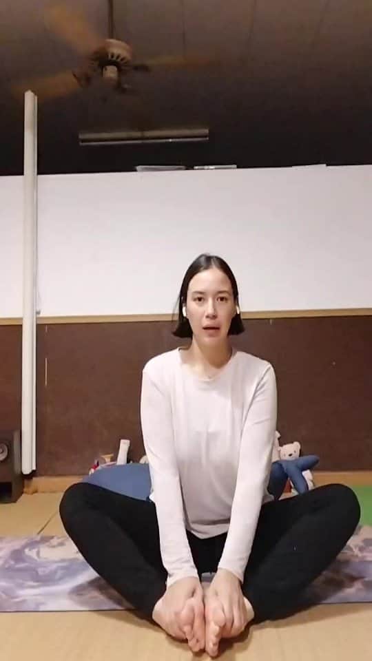 のインスタグラム：「018/100  今日はやりたいことが多くて、やる気になってしまって、色々やったけどまだ色々途中で部屋が片付くんじゃなくて散らかってしまった1日でした。  ちょっと、やっといてあれだけど、ヨガもほんのすこしつめこみすぎた気がしてる。笑  でも気持ち良いからやってみて。 そしてフィードバック、お待ちしてます。  今日もありがとうございました！  #100日チャレンジ  #yoga #リラックスタイム」