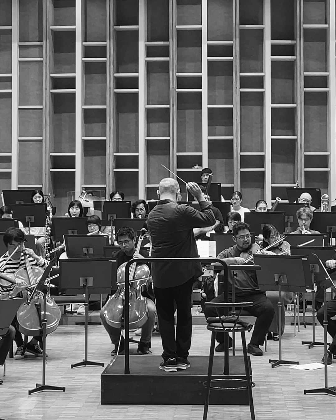 久石譲さんのインスタグラム写真 - (久石譲Instagram)「The rehearsal of Japan Century Symphony Orchestra.  I will be their music director from 2025 season!  #jcso」10月10日 22時30分 - joehisaishi_composer